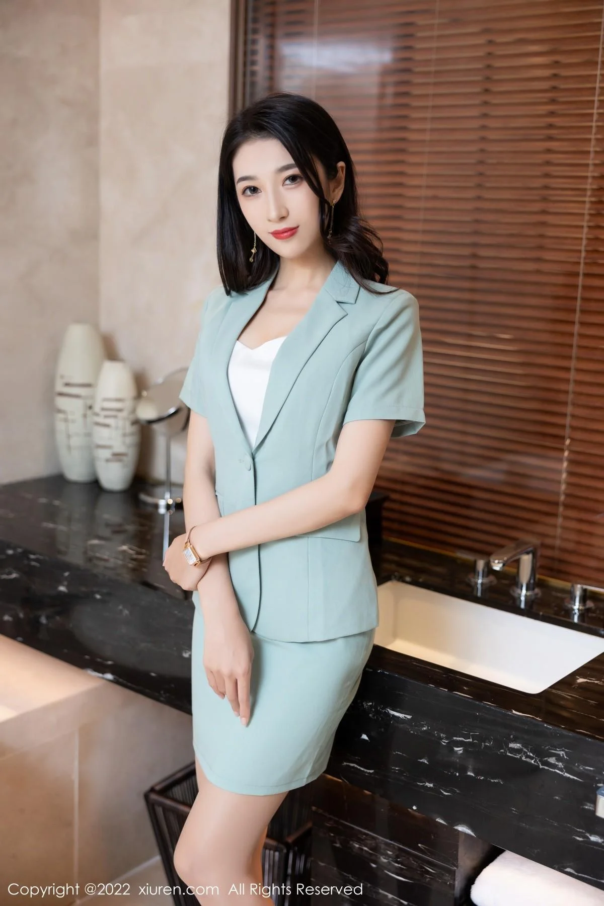 林乐一私房脱性感蓝灰色套装露黑色内衣原色丝袜绝美写真 第 2 张