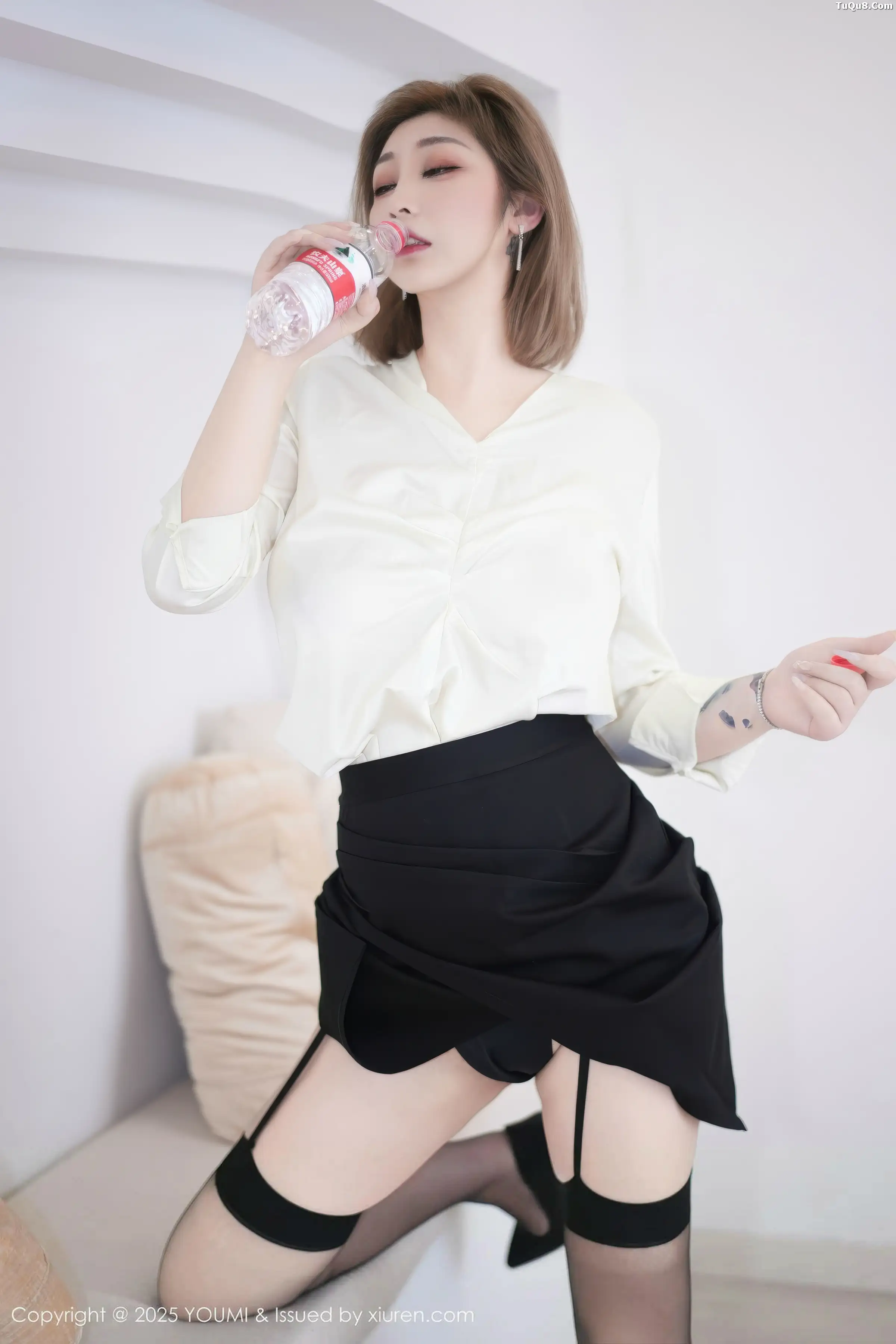 妲己_Toxic性感白衬衫配黑短裙露黑丝吊袜秀丰满身材绝美写真 第 54 张