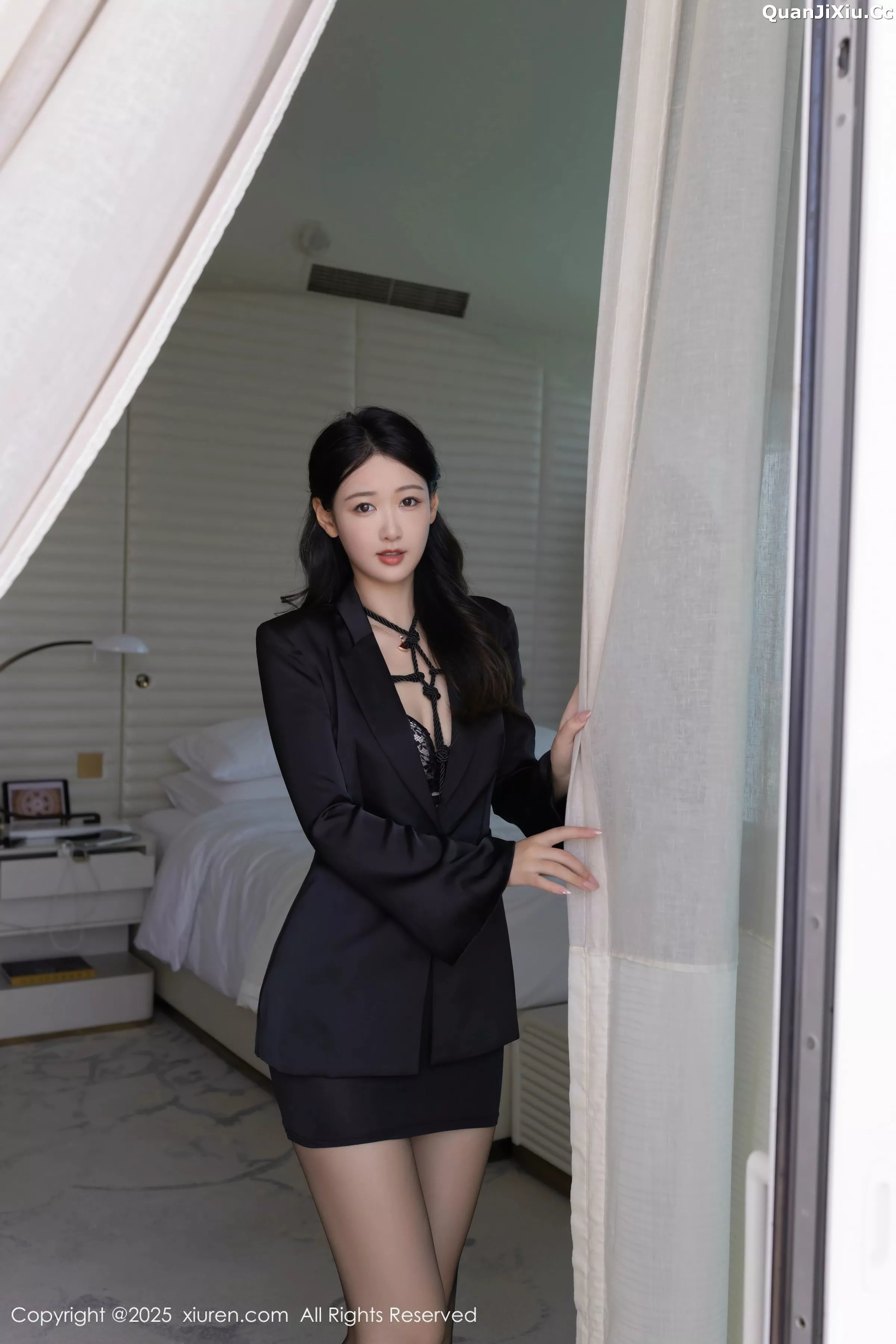 唐安琪性感黑色西服露黑色内衣配超薄黑丝秀美腿绝美写真 第 1 张