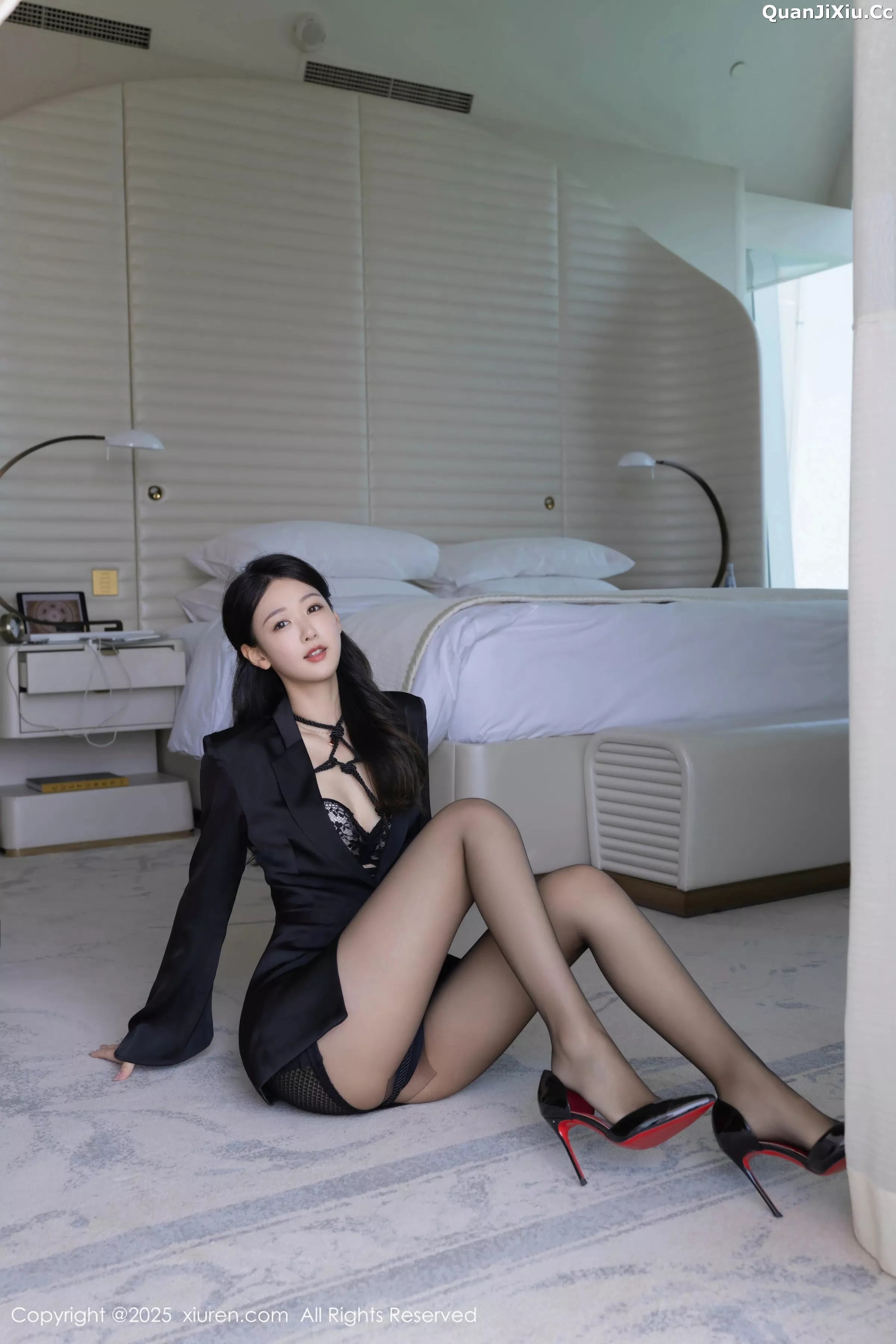 唐安琪性感黑色西服露黑色内衣配超薄黑丝秀美腿绝美写真 第 11 张