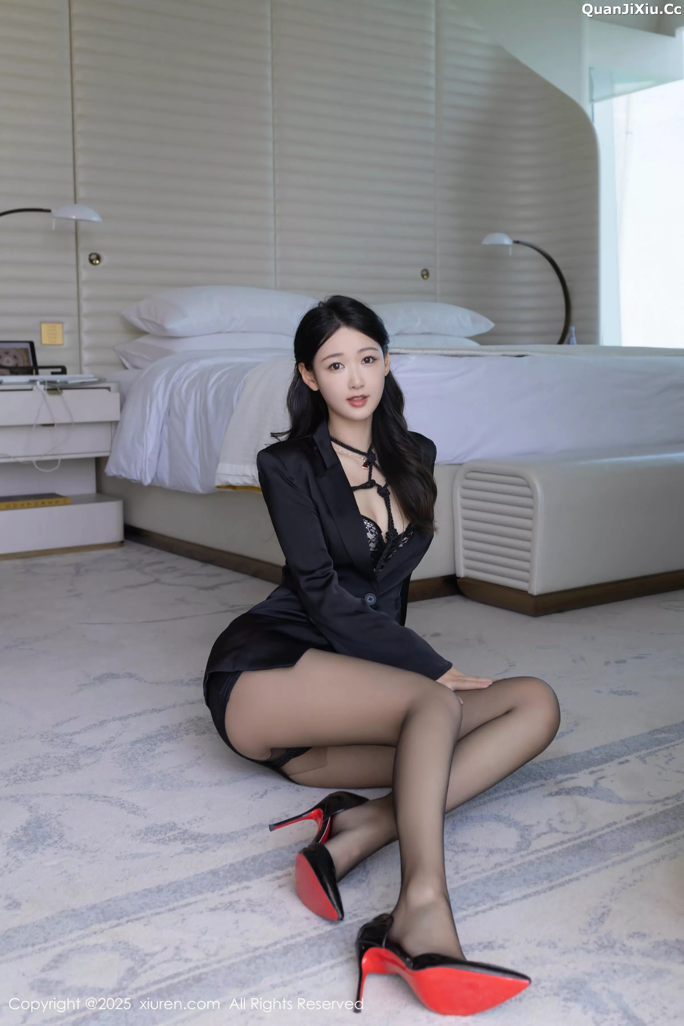 唐安琪性感黑色西服露黑色内衣配超薄黑丝秀美腿绝美写真 第 15 张