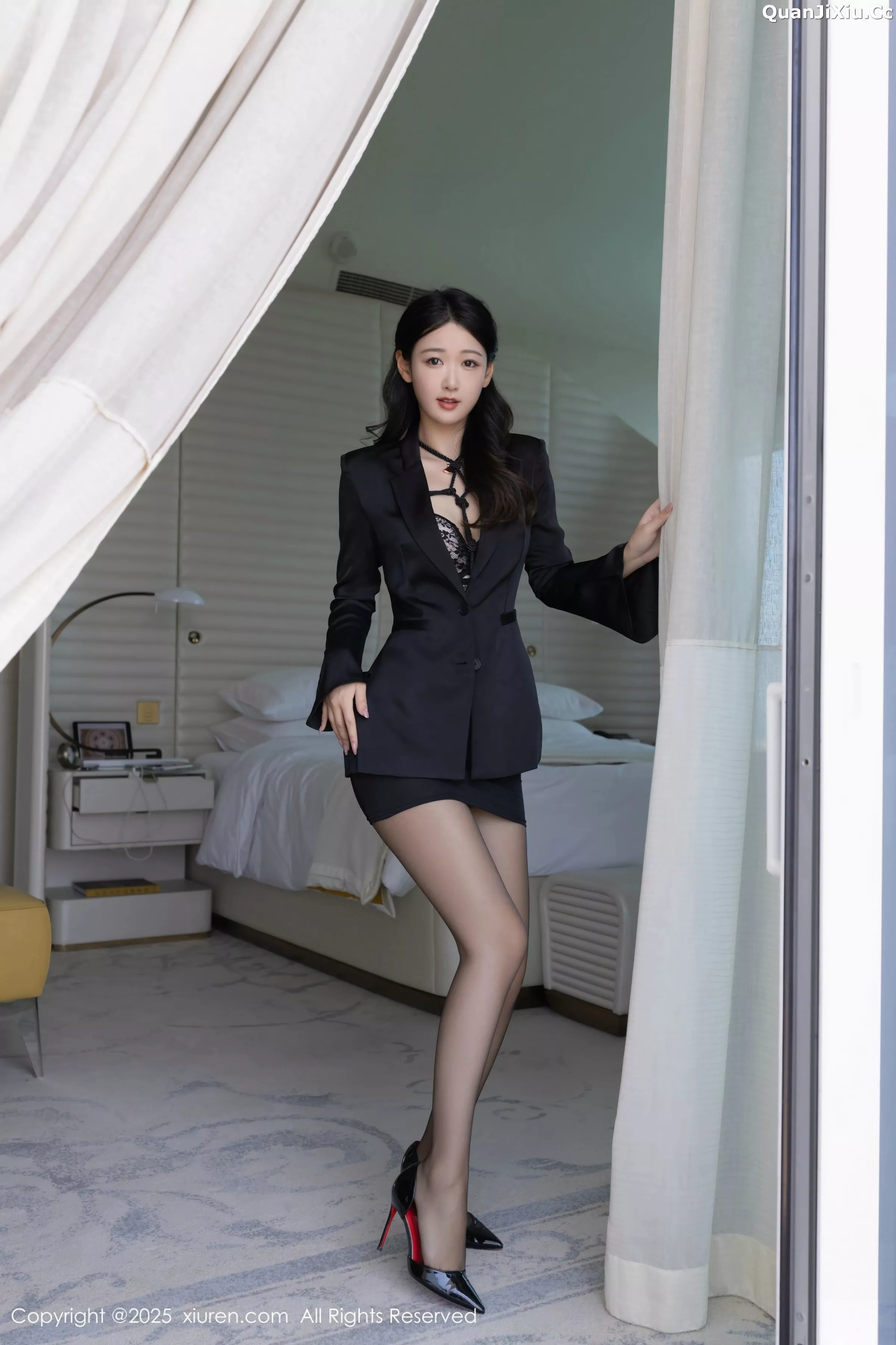 唐安琪性感黑色西服露黑色内衣配超薄黑丝秀美腿绝美写真 第 5 张