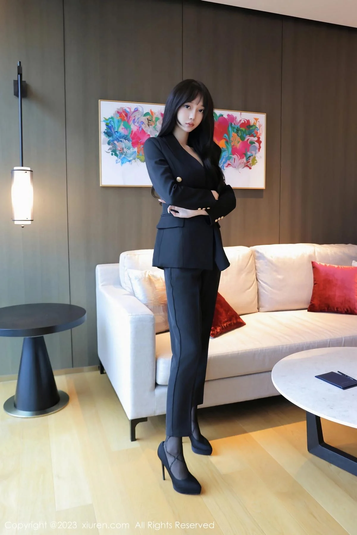玥儿玥er性感薄纱暖灰内衣配黑丝裤袜秀曼妙身姿绝美写真 第 1 张