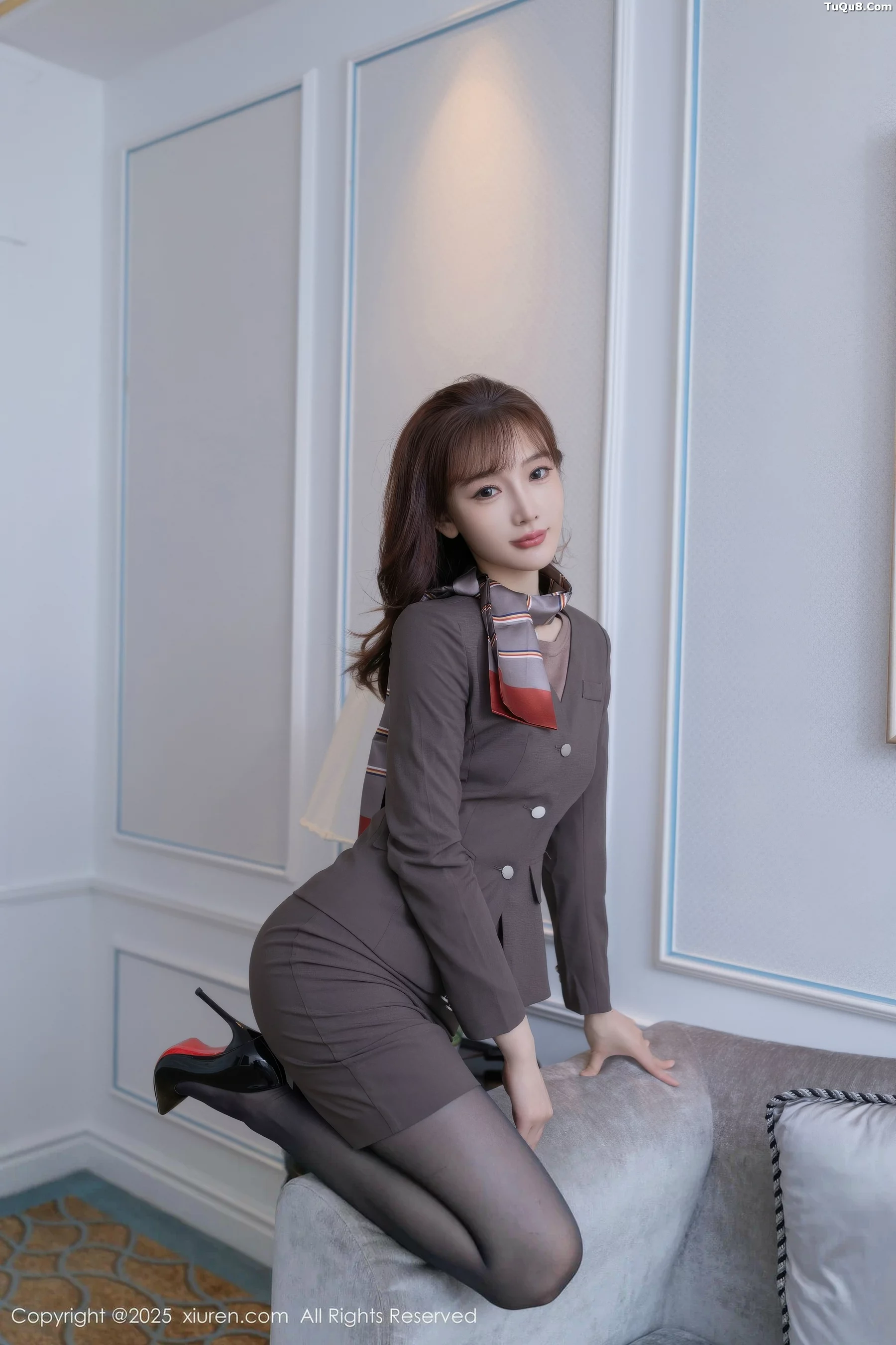 陆萱萱性感深色OL套装露紫色蕾丝内衣秀完美身材绝美写真 第 10 张