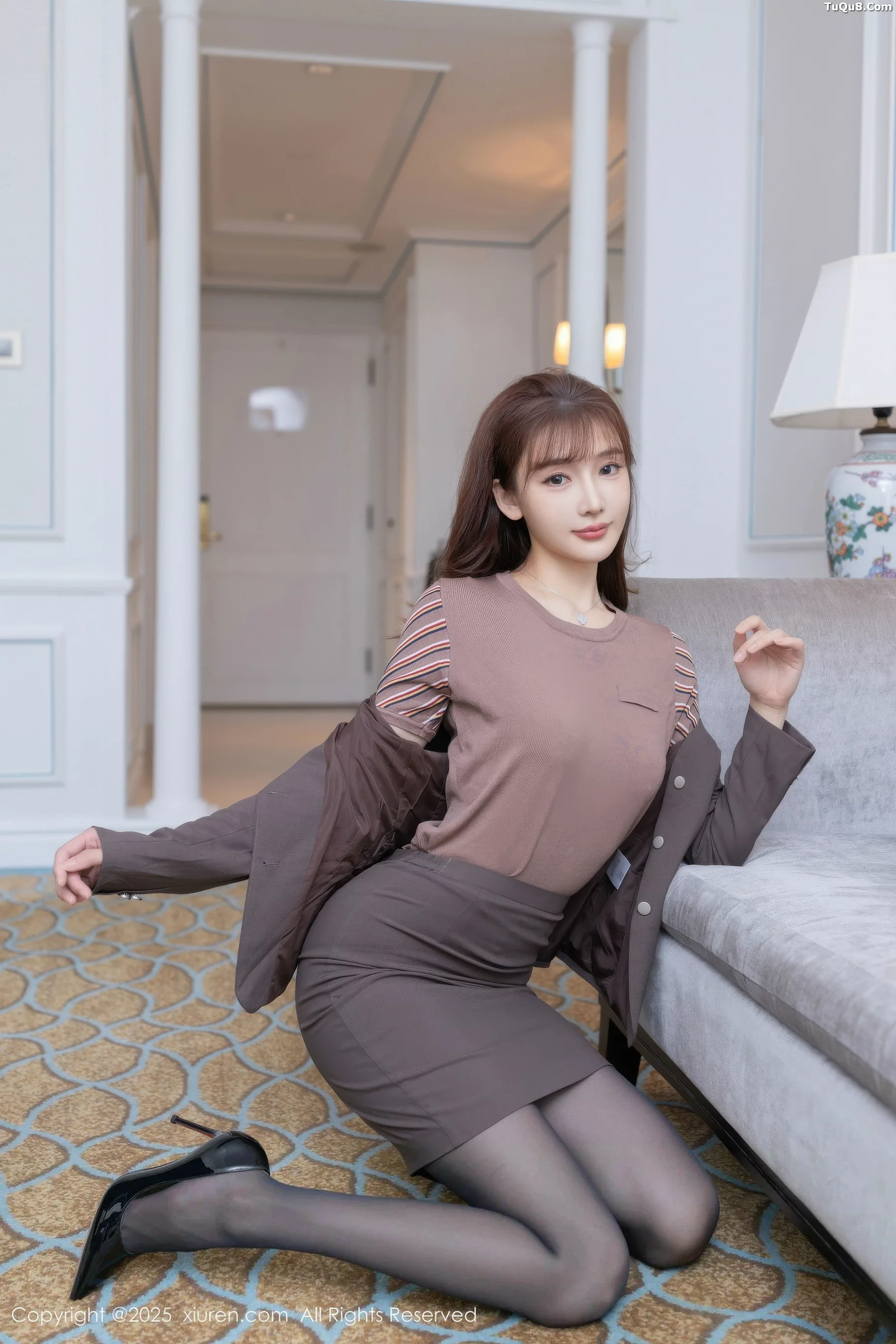 陆萱萱性感深色OL套装露紫色蕾丝内衣秀完美身材绝美写真 第 15 张