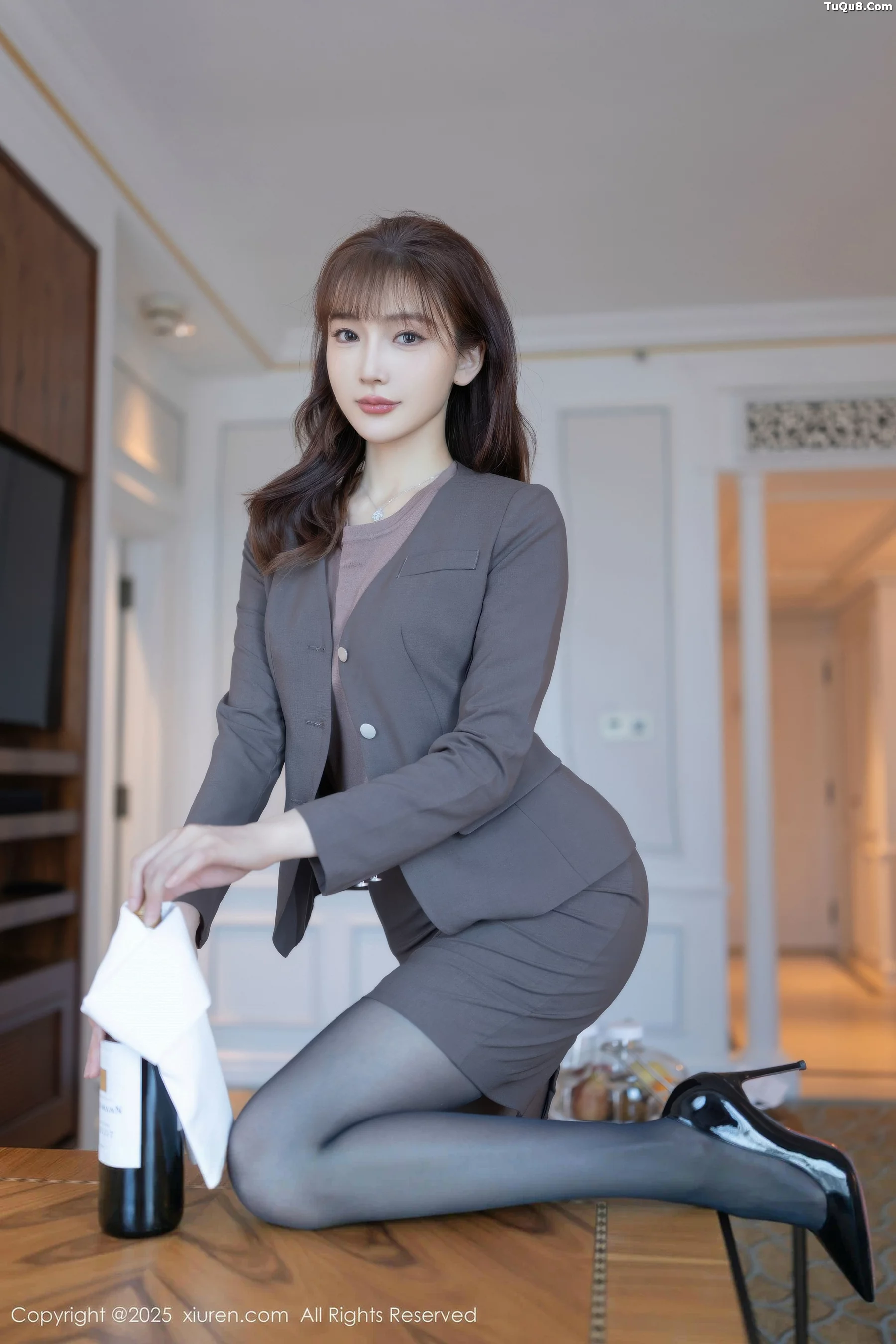 陆萱萱性感深色OL套装露紫色蕾丝内衣秀完美身材绝美写真 第 18 张