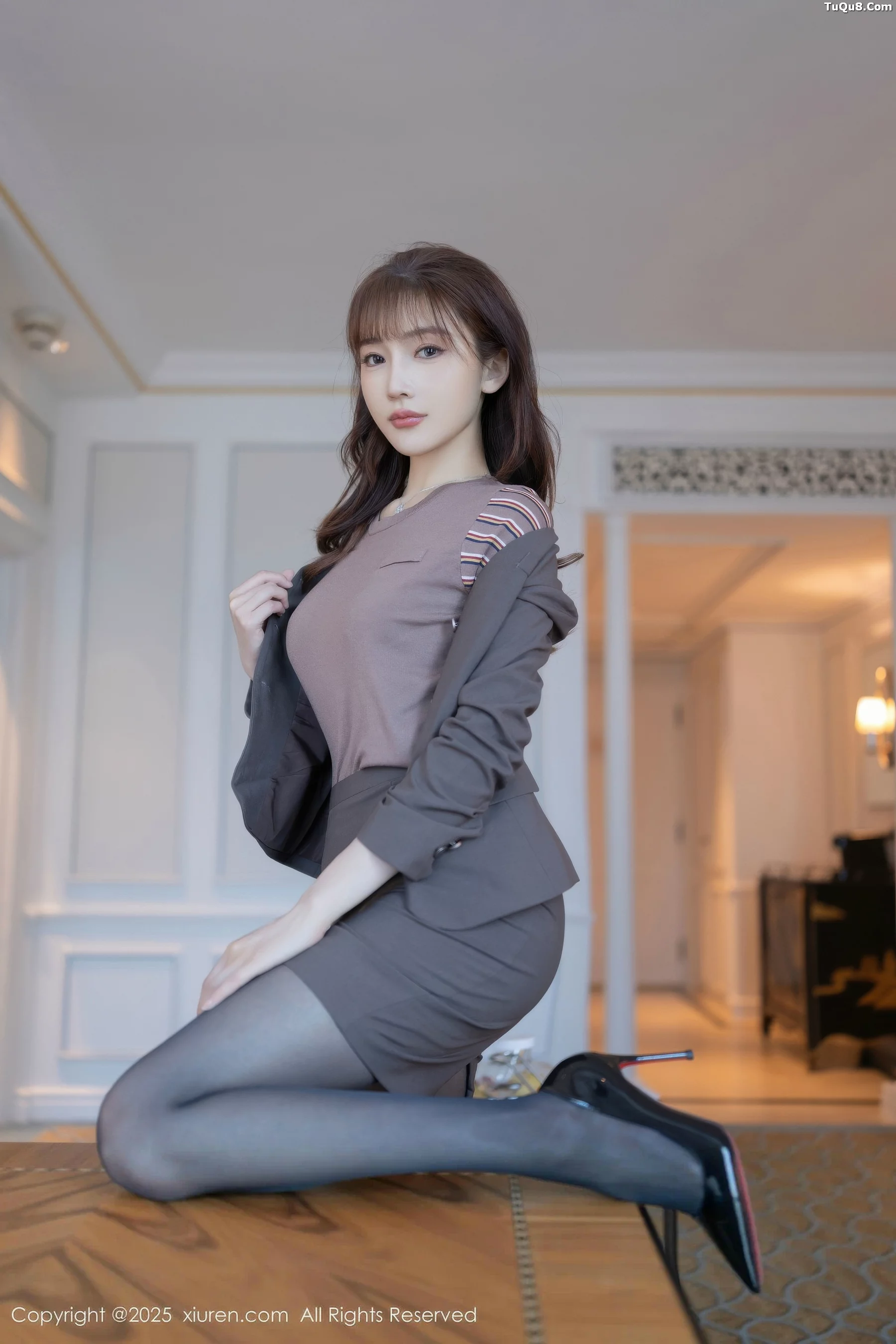 陆萱萱性感深色OL套装露紫色蕾丝内衣秀完美身材绝美写真 第 20 张