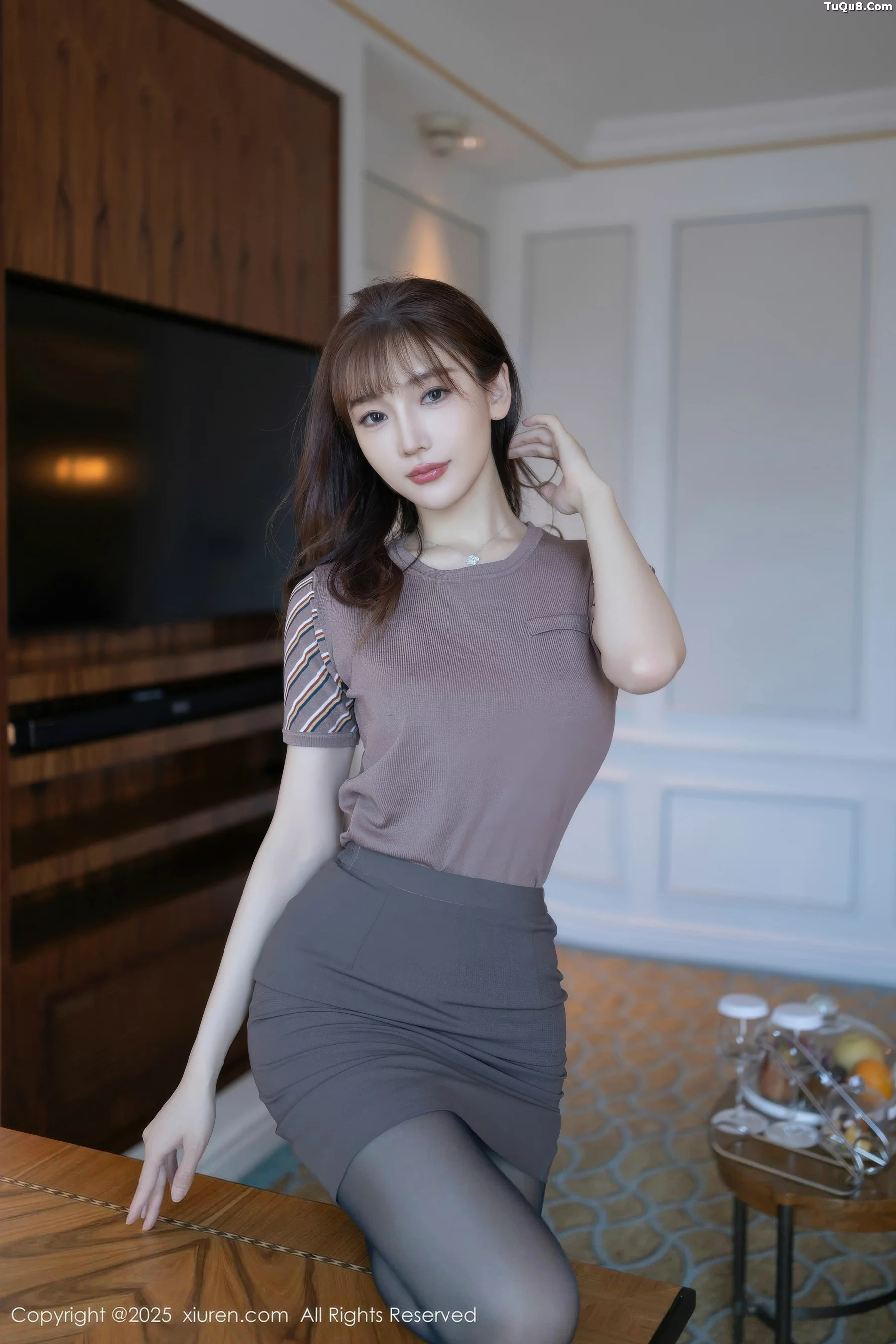 陆萱萱性感深色OL套装露紫色蕾丝内衣秀完美身材绝美写真 第 24 张