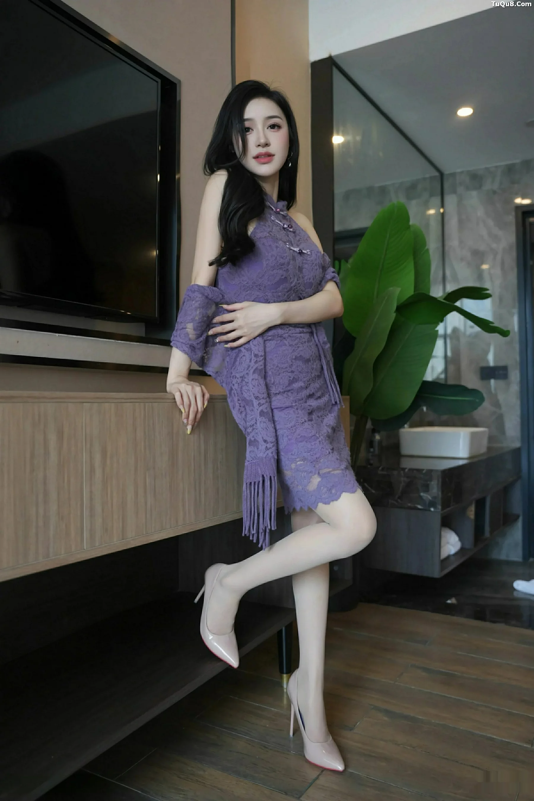 小阿娇Gill性感紫色连衣长裙配白色丝袜秀完美身材绝美写真 第 10 张