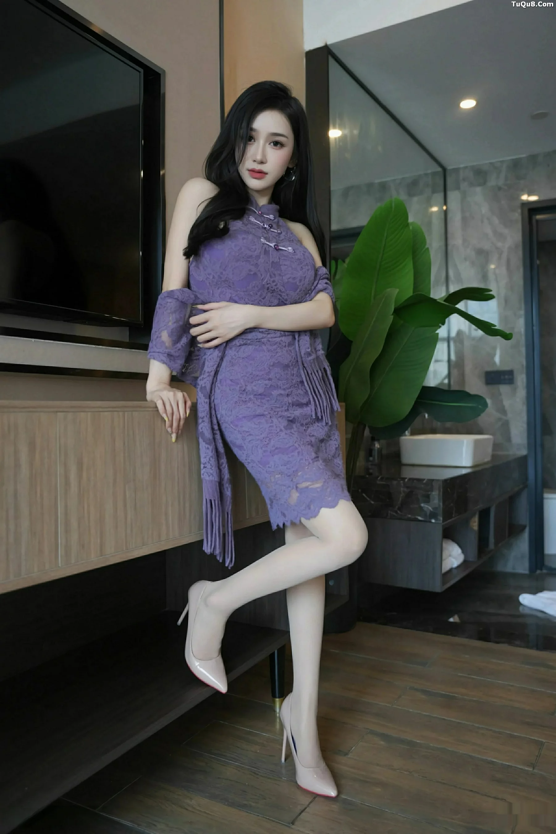 小阿娇Gill性感紫色连衣长裙配白色丝袜秀完美身材绝美写真 第 12 张