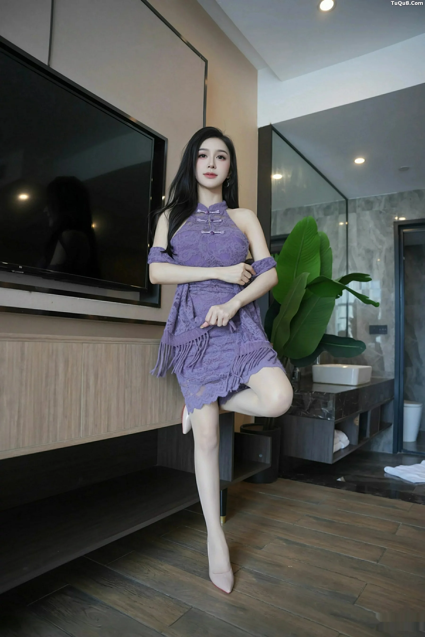 小阿娇Gill性感紫色连衣长裙配白色丝袜秀完美身材绝美写真 第 2 张