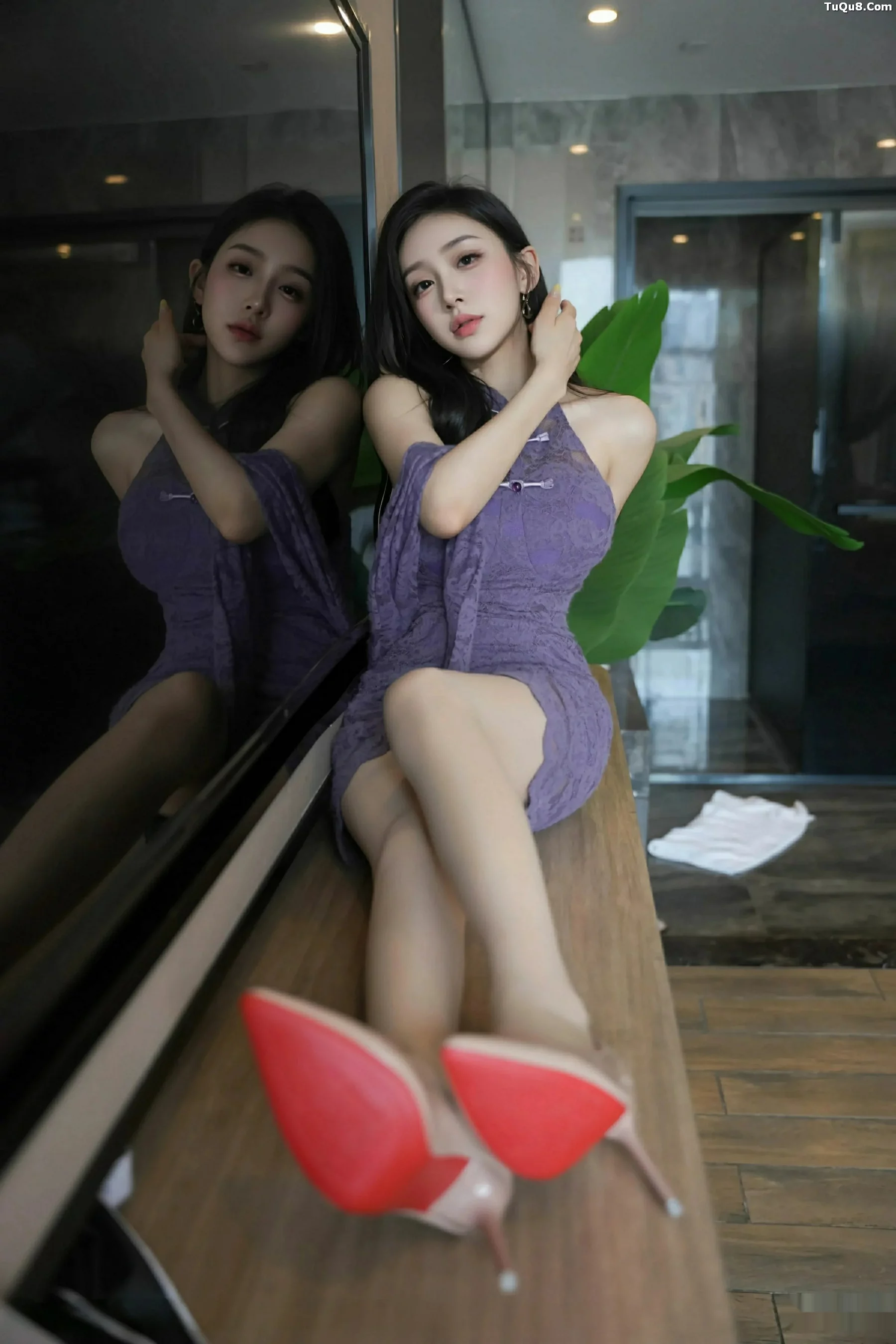 小阿娇Gill性感紫色连衣长裙配白色丝袜秀完美身材绝美写真 第 34 张