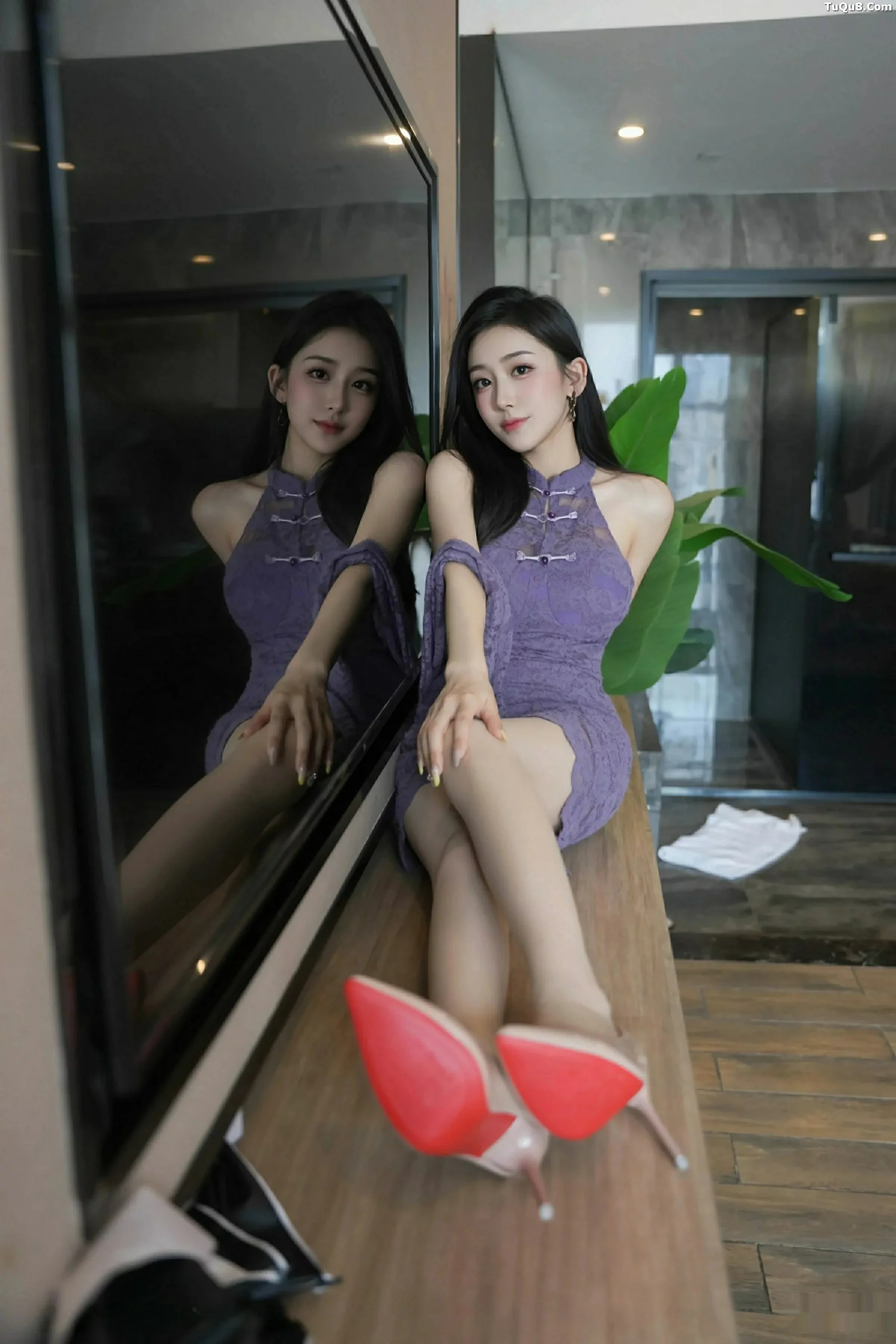 小阿娇Gill性感紫色连衣长裙配白色丝袜秀完美身材绝美写真 第 37 张