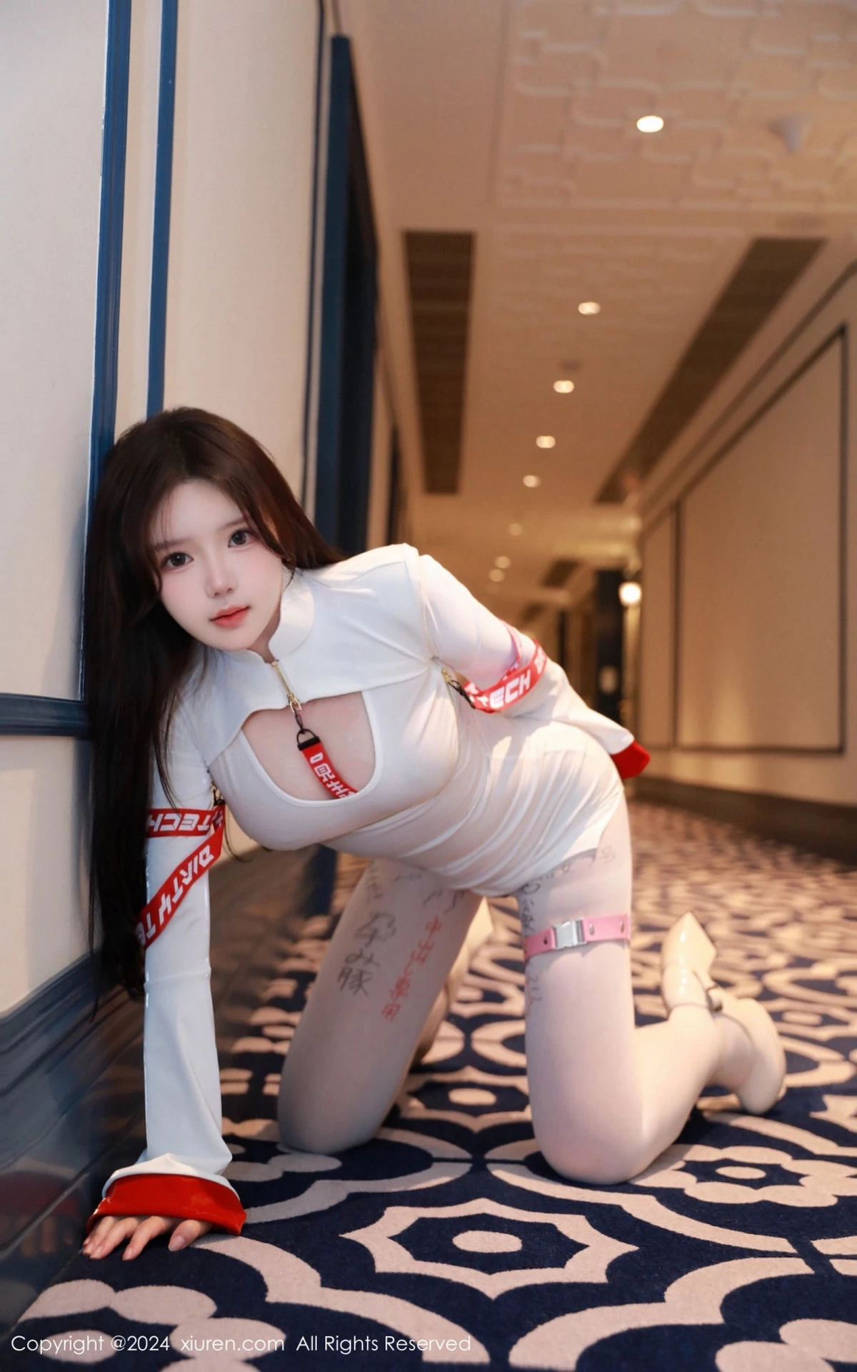 小薯条nienie性感白色服饰配诱人白丝袜秀曼妙身姿绝美写真 第 1 张
