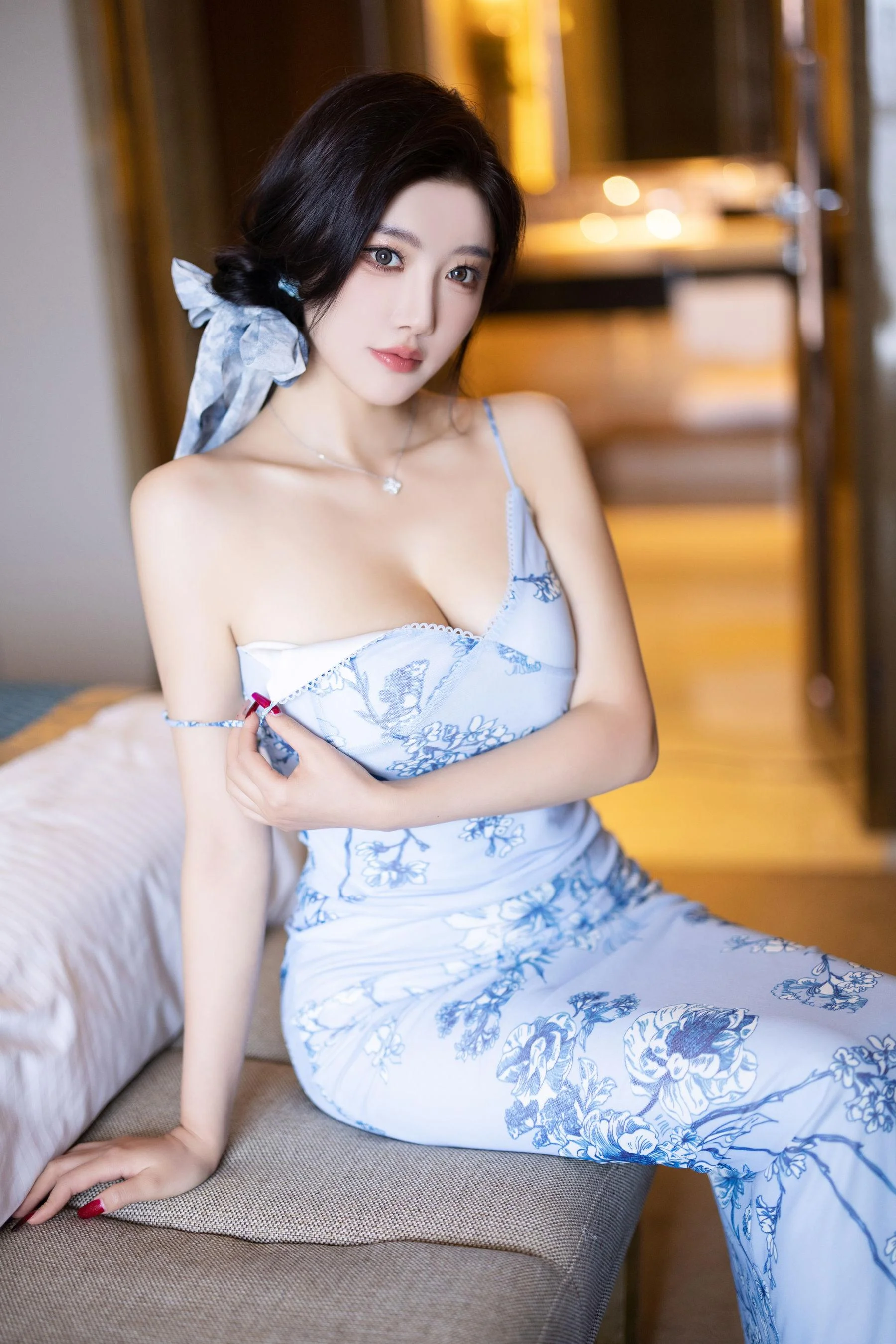[秀人付费] 杨晨晨 诱人私拍福利 白色丝袜 第 155 张