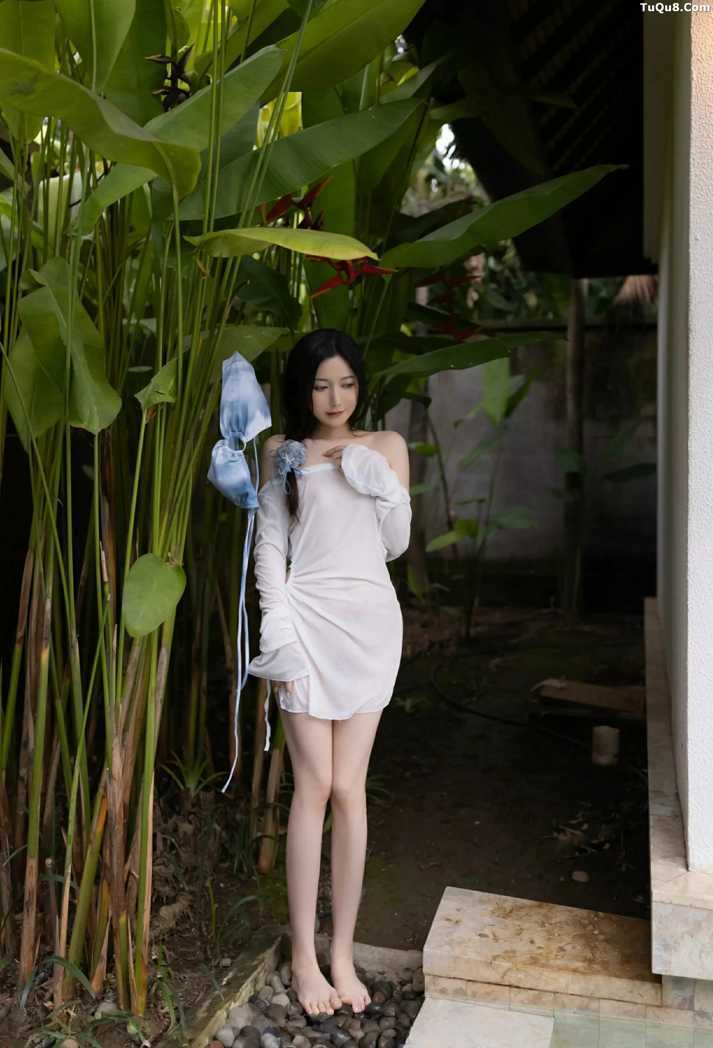 鱼子酱Fish白色轻透服饰露蓝色比基尼秀曼妙身姿绝美写真 第 78 张