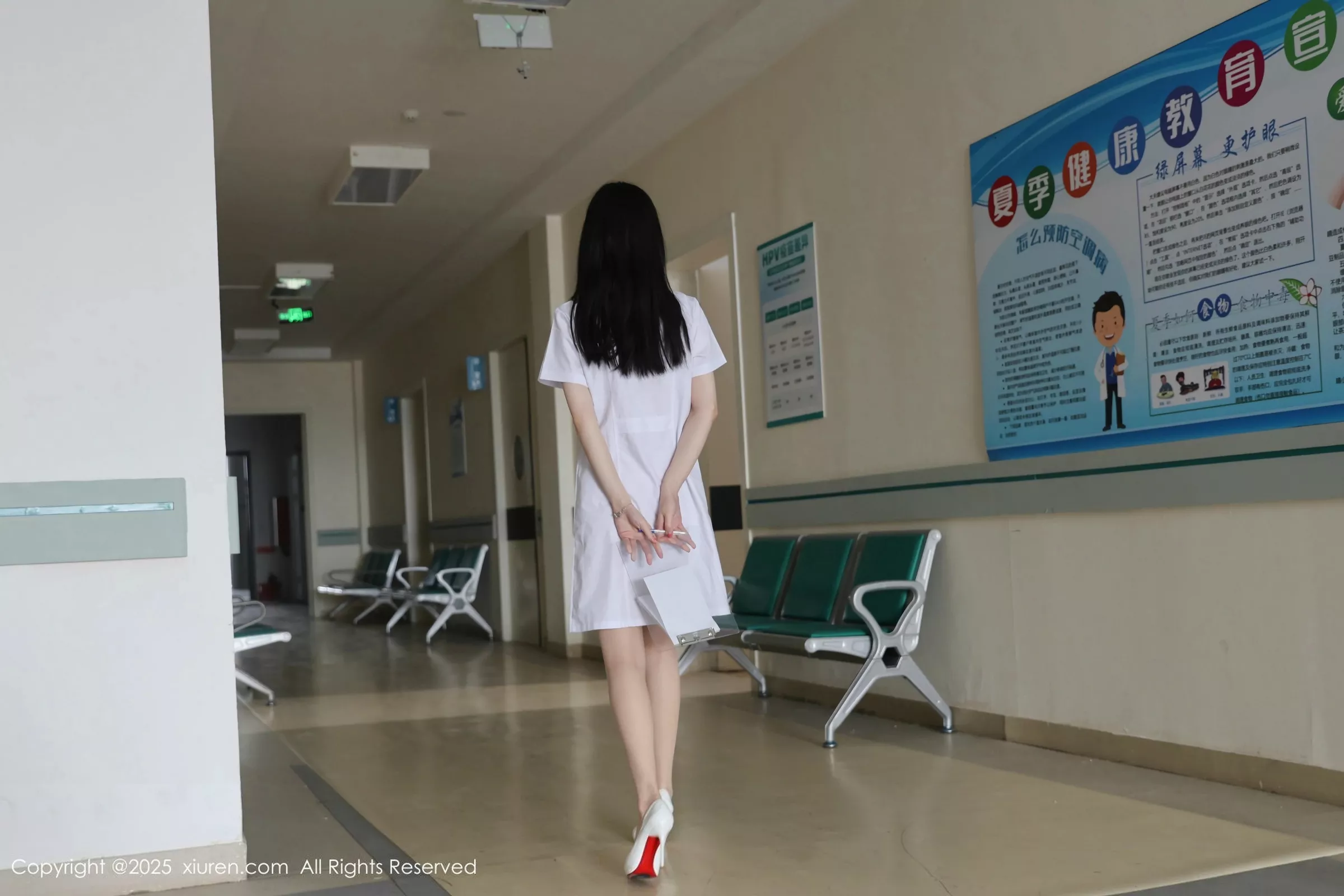 布丁wow性感护士服露浅色内衣配肉丝袜秀曼妙身材绝美写真 第 1 张