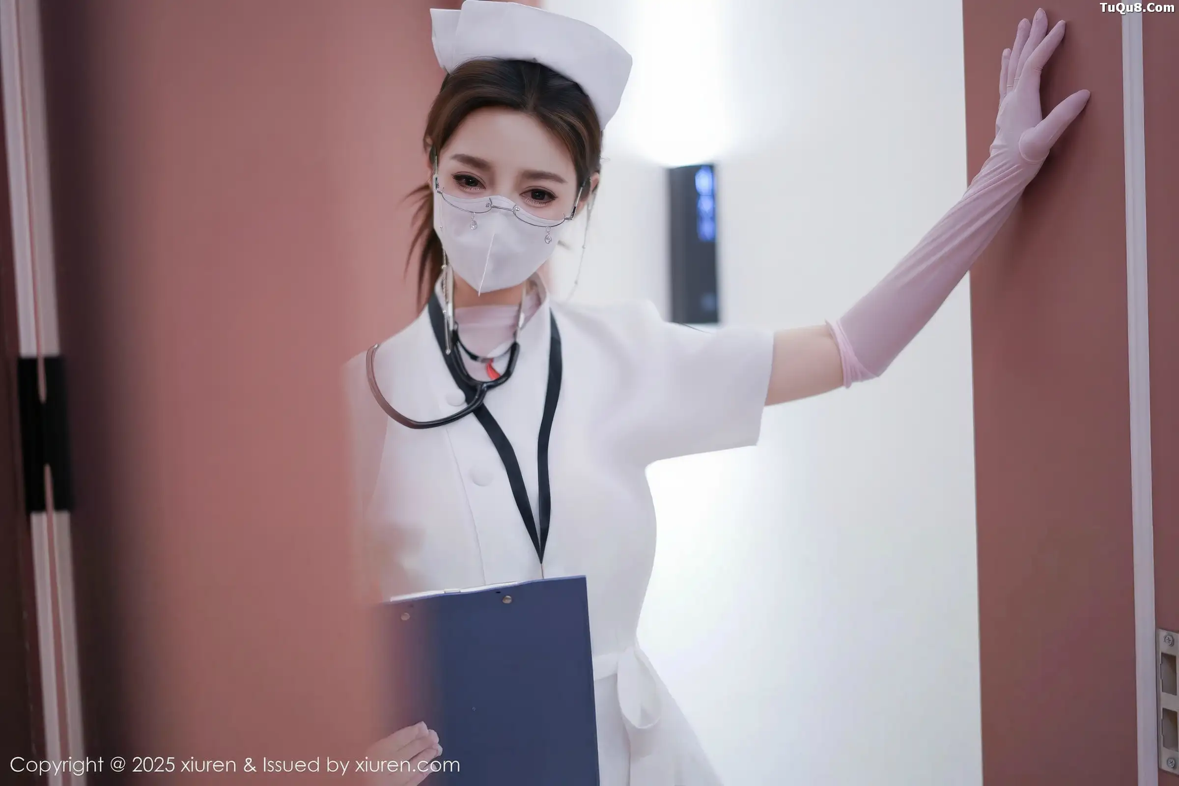Twins-桃桃性感护士服露白色情趣内衣秀曼妙身姿绝美写真 第 12 张