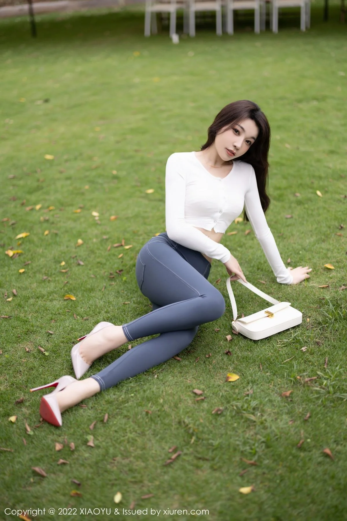 徐莉芝Booty白色收身衣配简约长裤+白色情趣内衣绝美写真 第 16 张