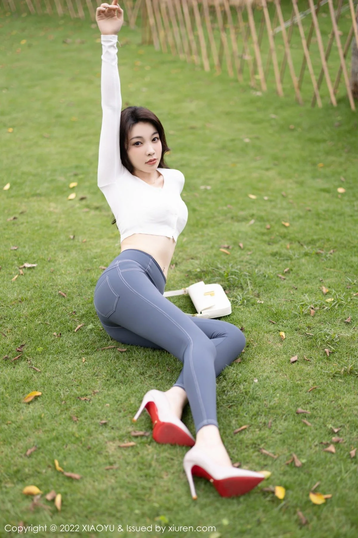 徐莉芝Booty白色收身衣配简约长裤+白色情趣内衣绝美写真 第 17 张