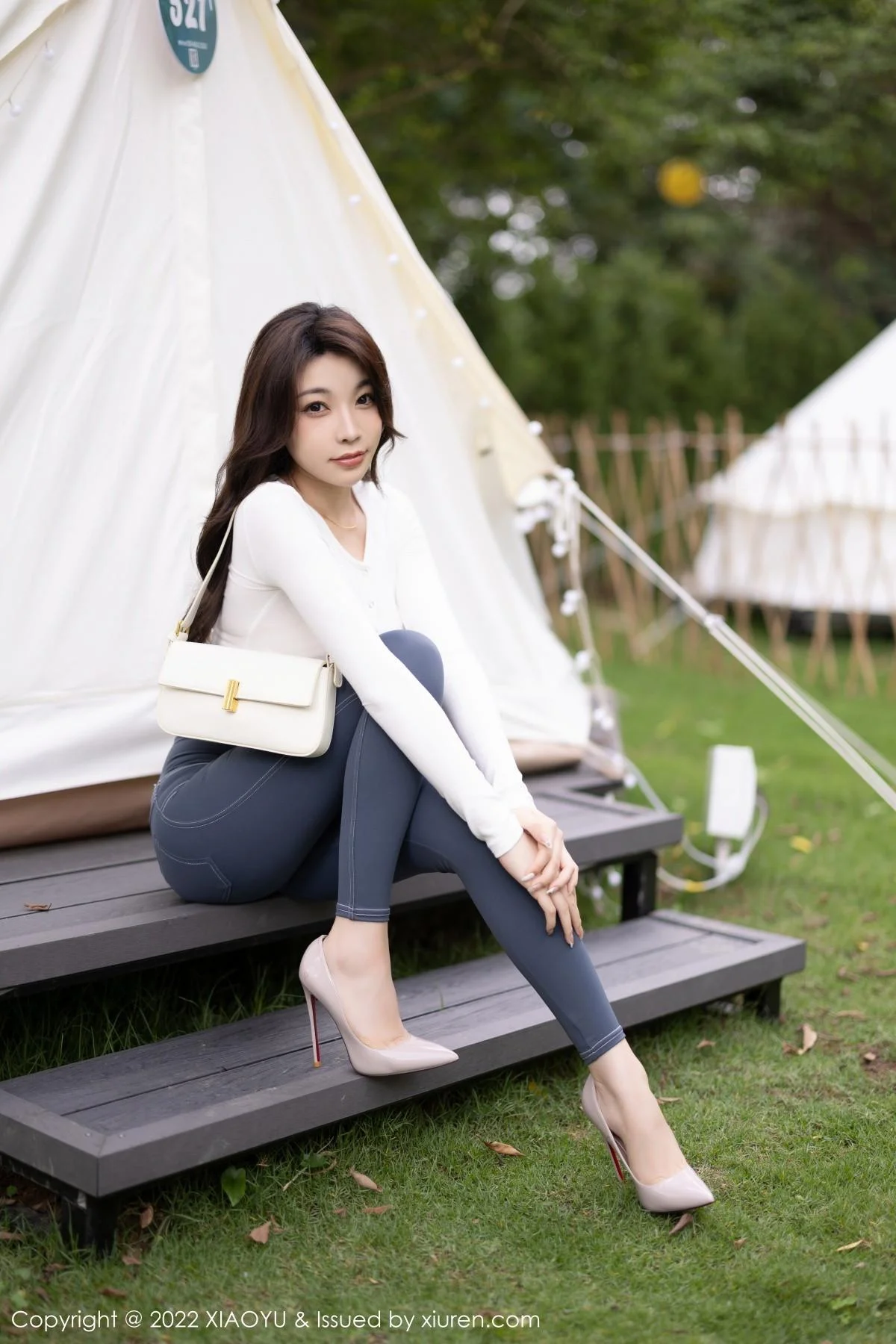 徐莉芝Booty白色收身衣配简约长裤+白色情趣内衣绝美写真 第 25 张