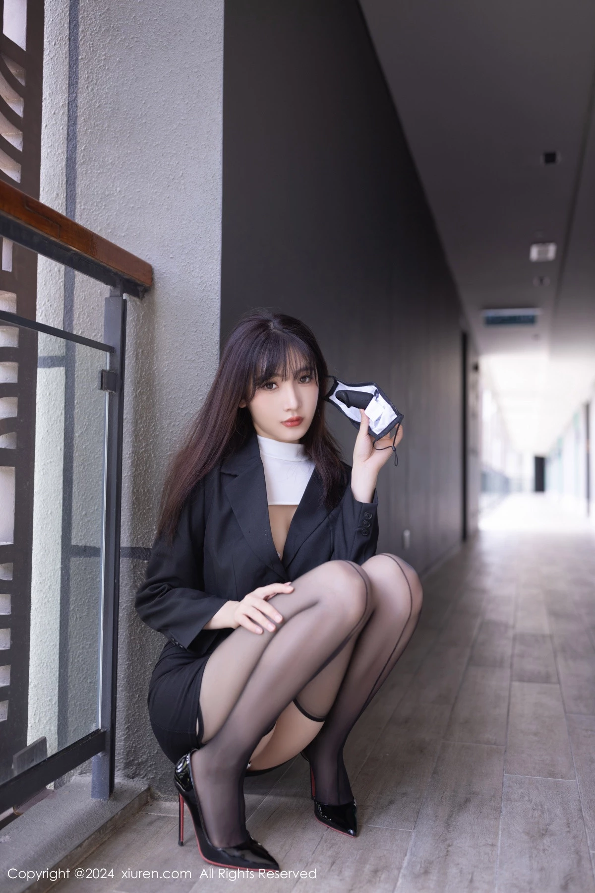 陆萱萱性感白色露胸服饰配黑丝吊袜秀完美身材迷人绝美写真 第 11 张