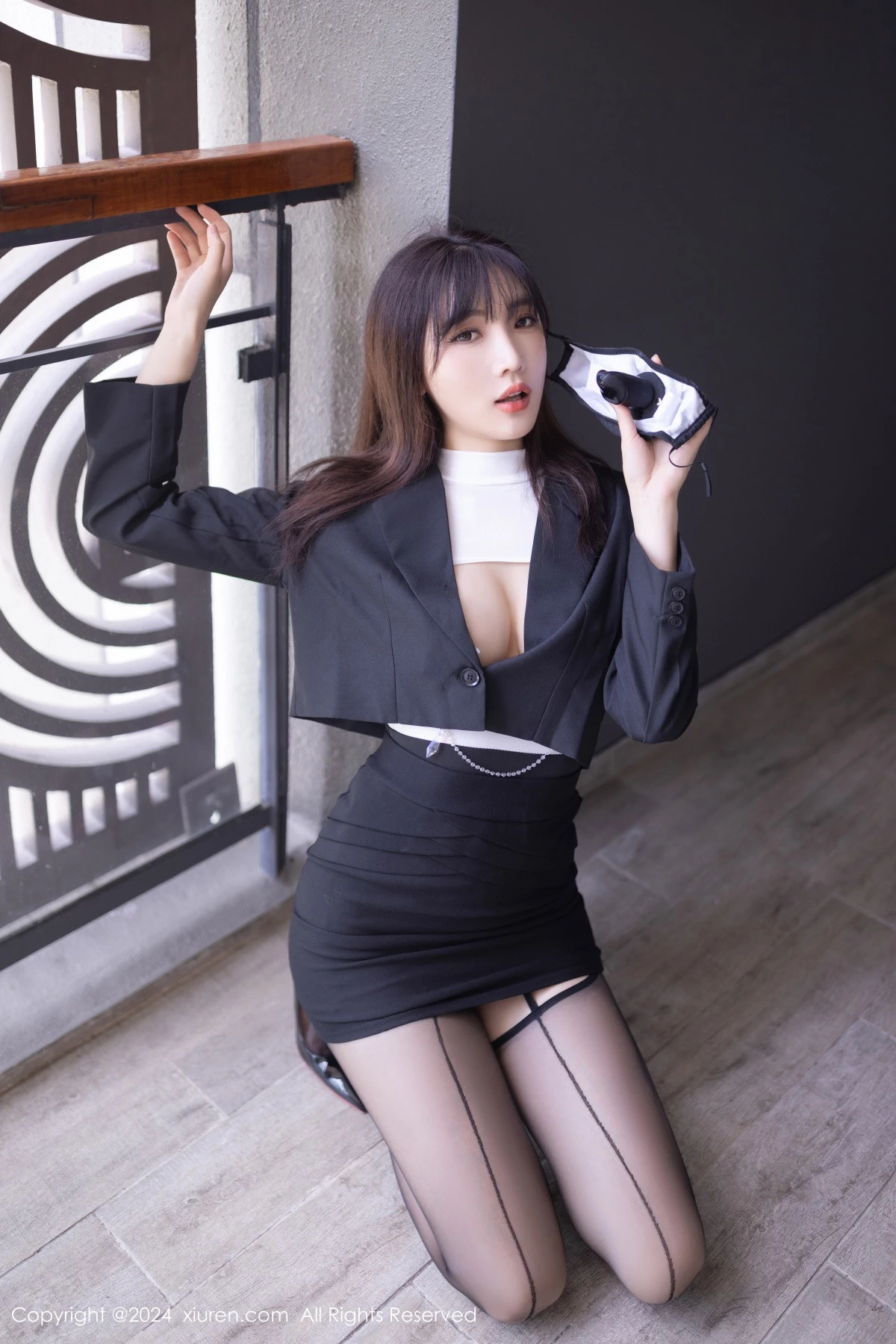 陆萱萱性感白色露胸服饰配黑丝吊袜秀完美身材迷人绝美写真 第 13 张