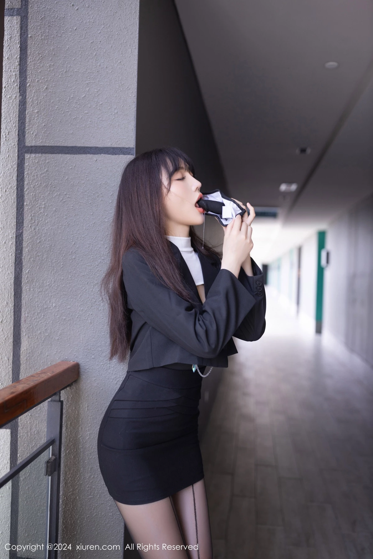 陆萱萱性感白色露胸服饰配黑丝吊袜秀完美身材迷人绝美写真 第 2 张