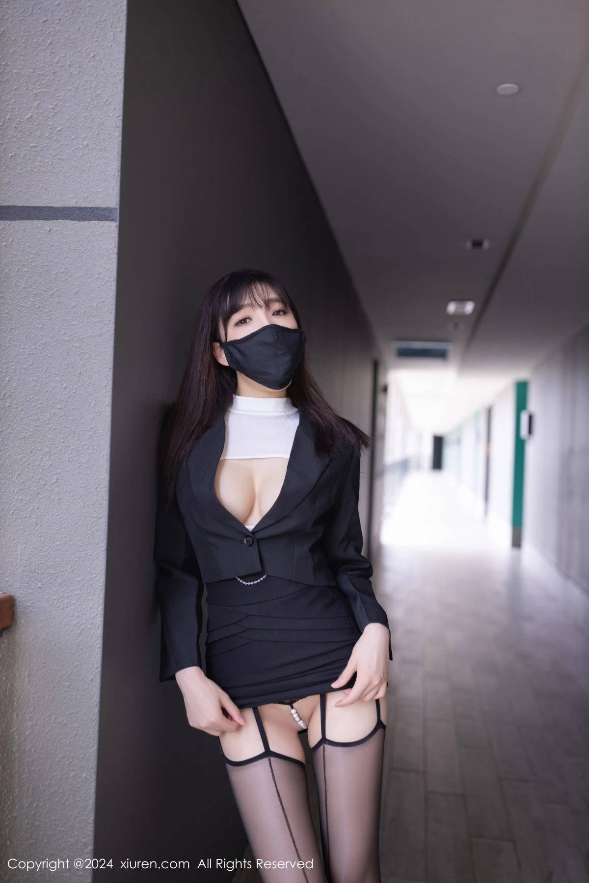 陆萱萱性感白色露胸服饰配黑丝吊袜秀完美身材迷人绝美写真 第 20 张