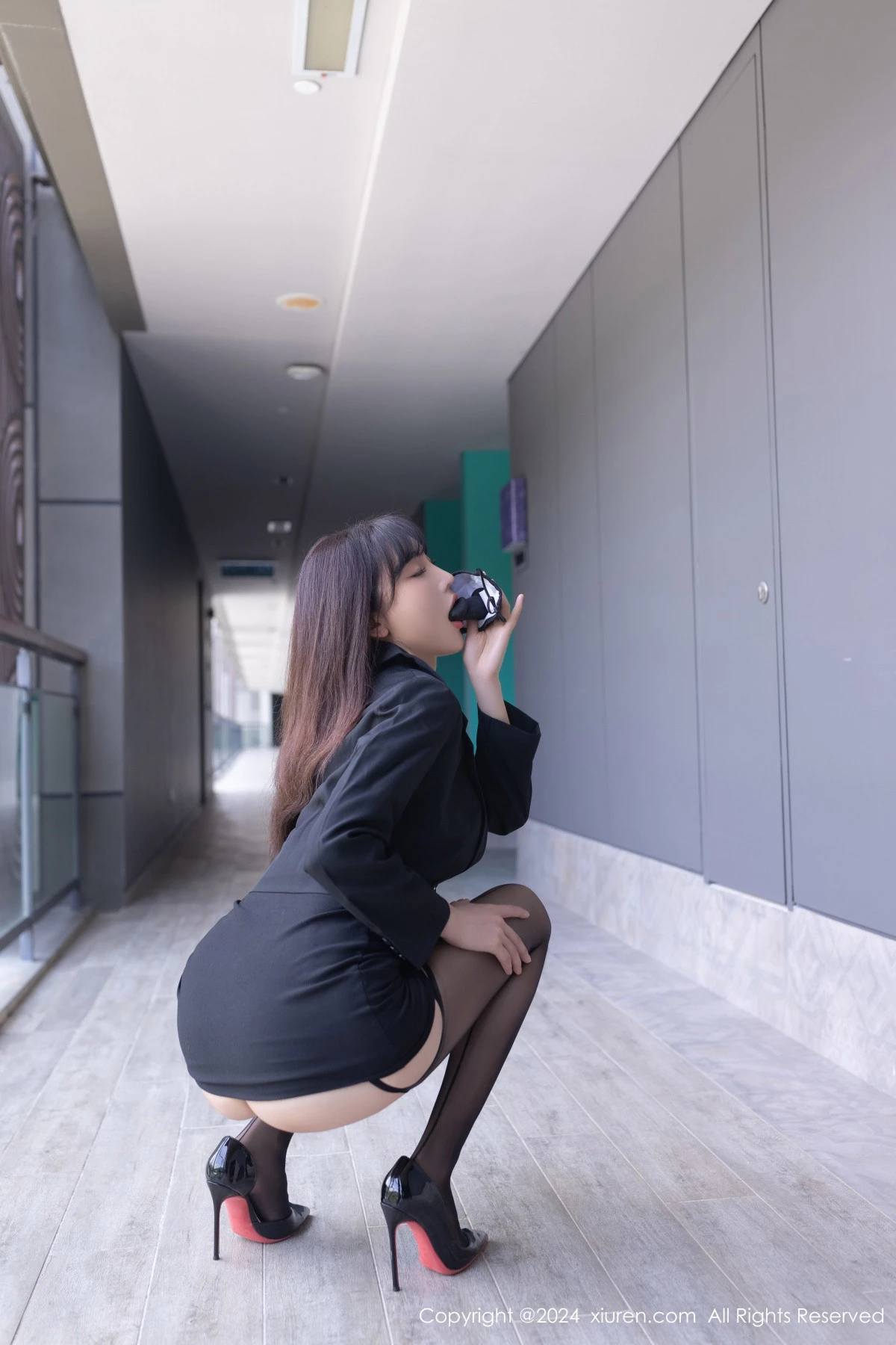 陆萱萱性感白色露胸服饰配黑丝吊袜秀完美身材迷人绝美写真 第 25 张