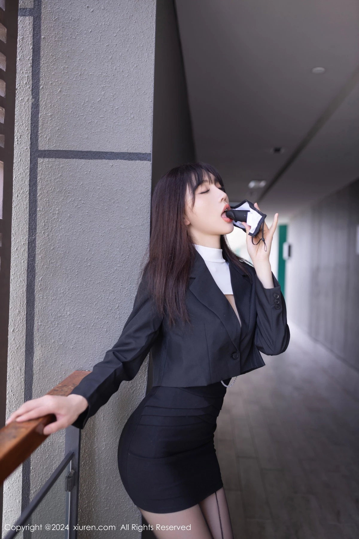 陆萱萱性感白色露胸服饰配黑丝吊袜秀完美身材迷人绝美写真 第 6 张