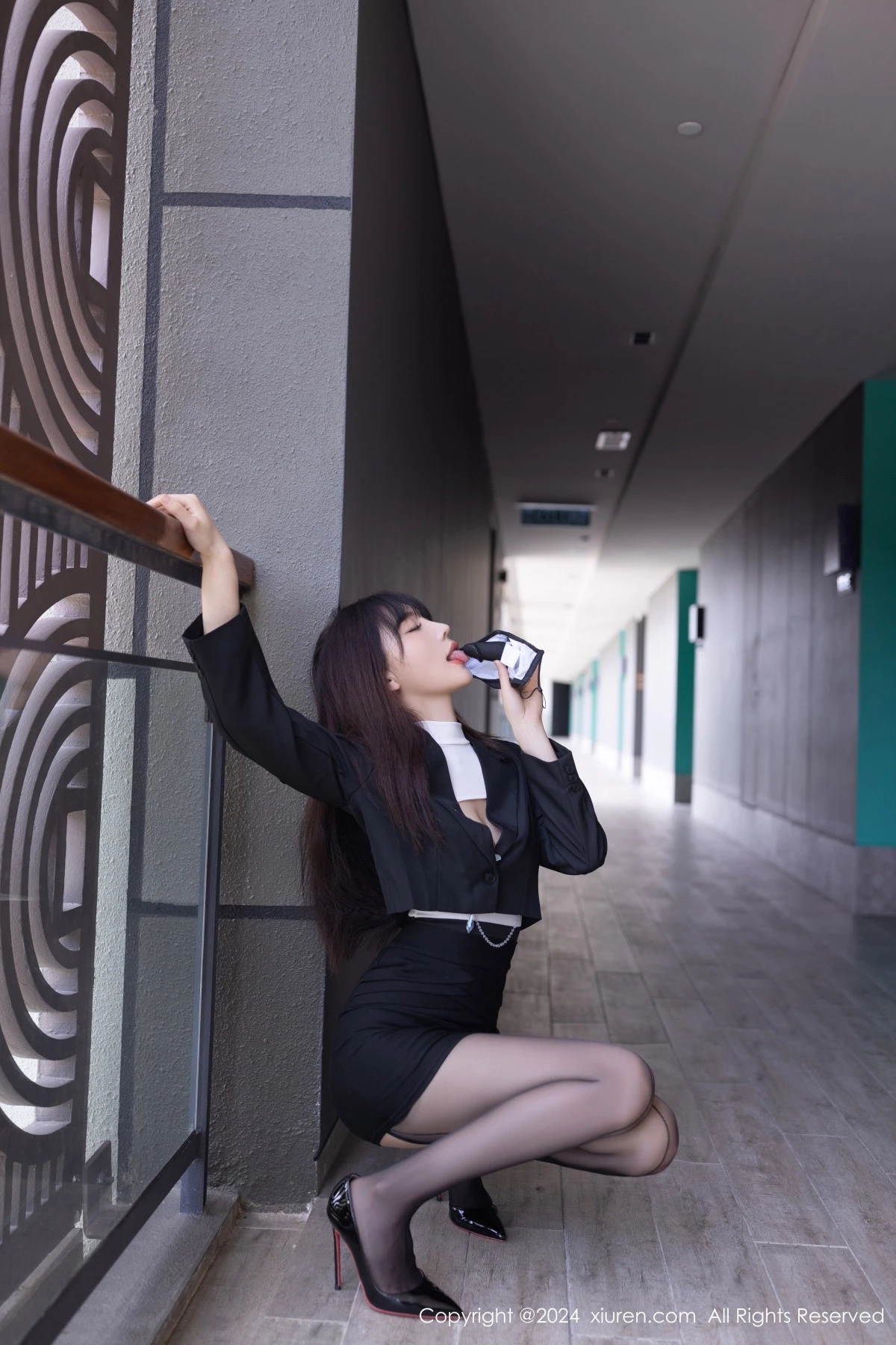 陆萱萱性感白色露胸服饰配黑丝吊袜秀完美身材迷人绝美写真 第 7 张