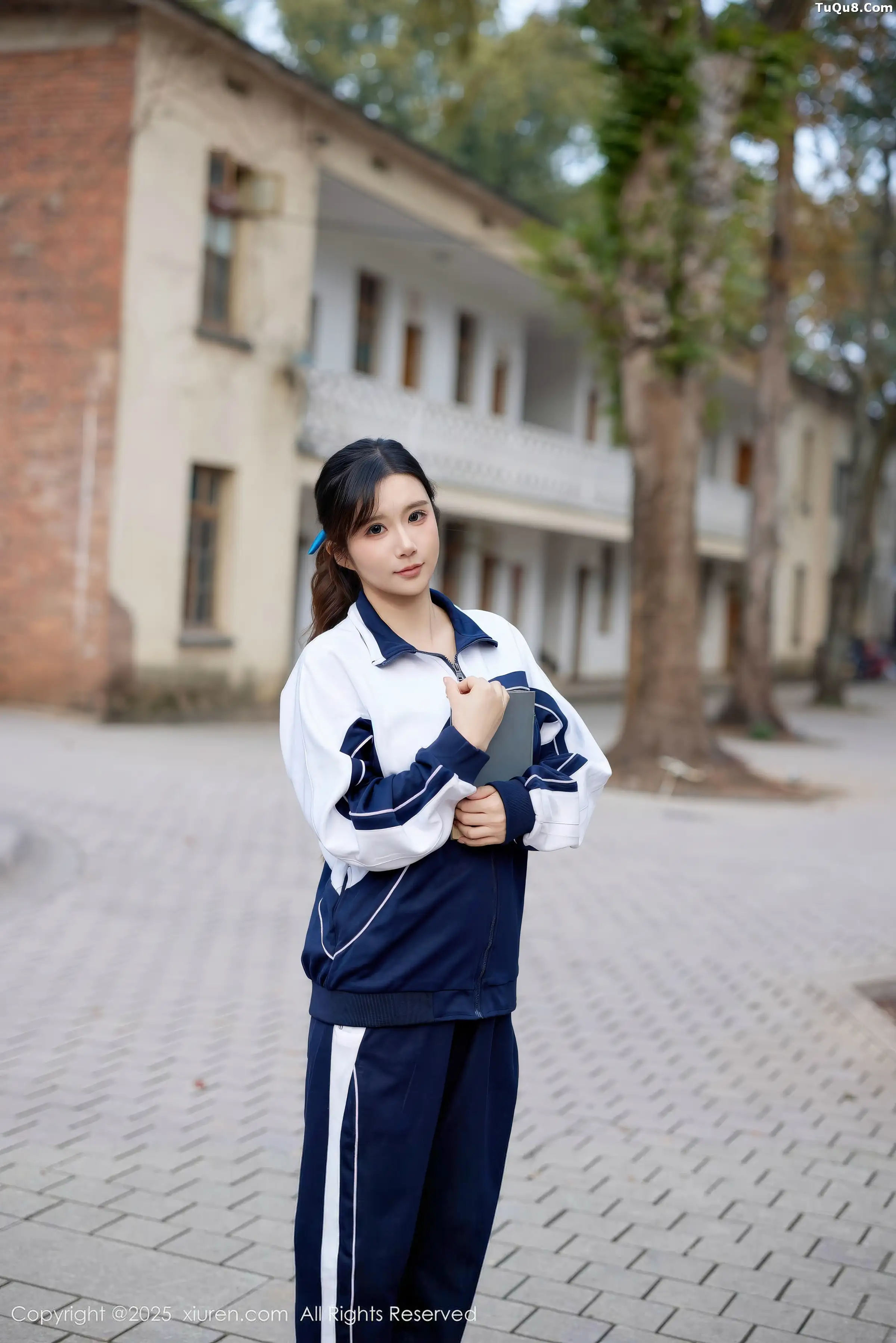小肉肉咪性感学生装露红色内衣配黑丝网袜秀凹凸身材写真 第 10 张