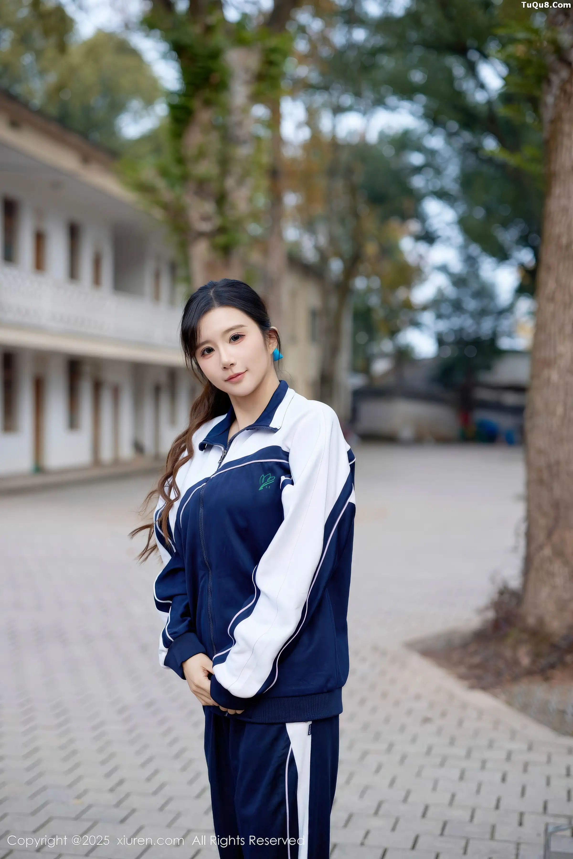 小肉肉咪性感学生装露红色内衣配黑丝网袜秀凹凸身材写真 第 13 张