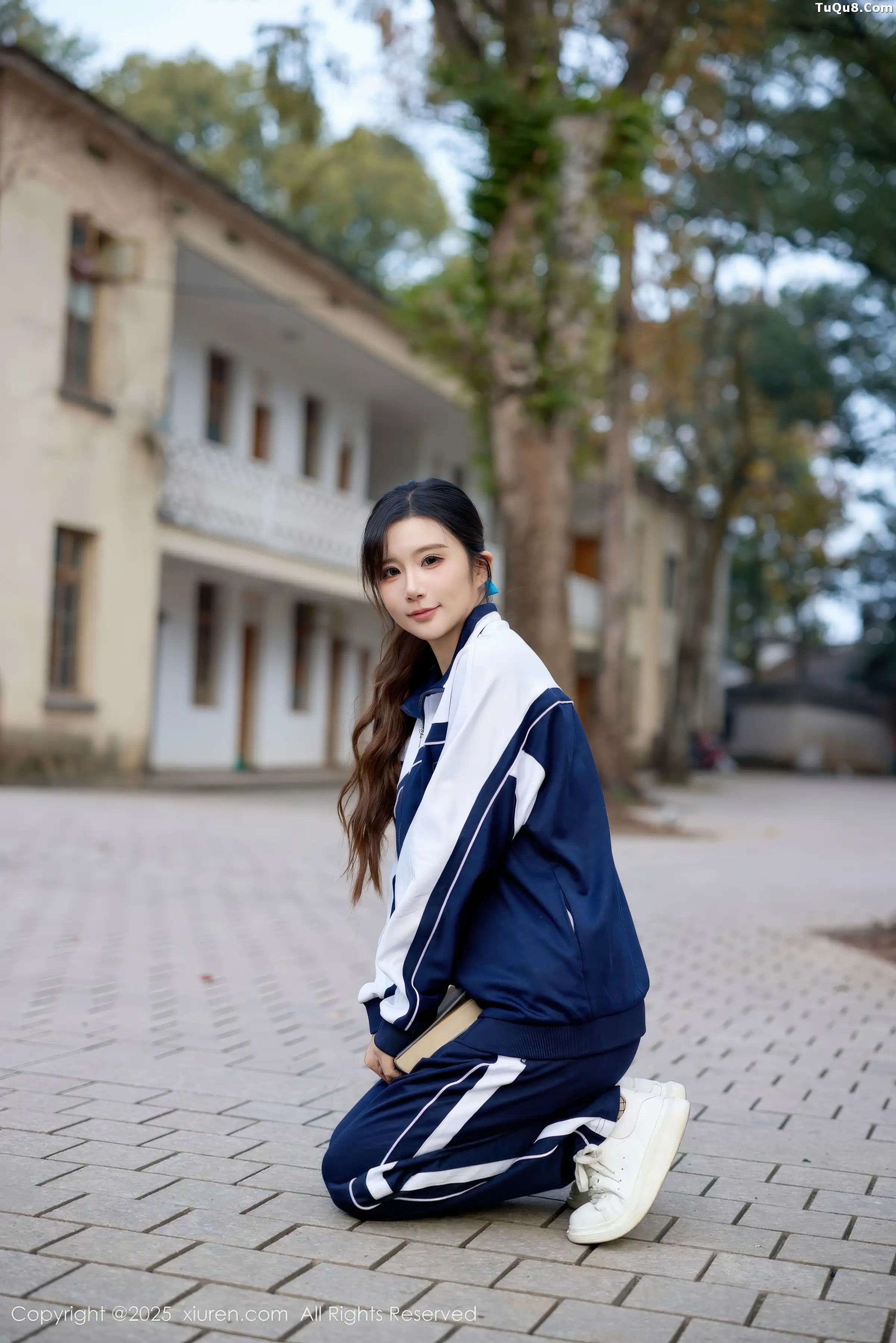小肉肉咪性感学生装露红色内衣配黑丝网袜秀凹凸身材写真 第 20 张