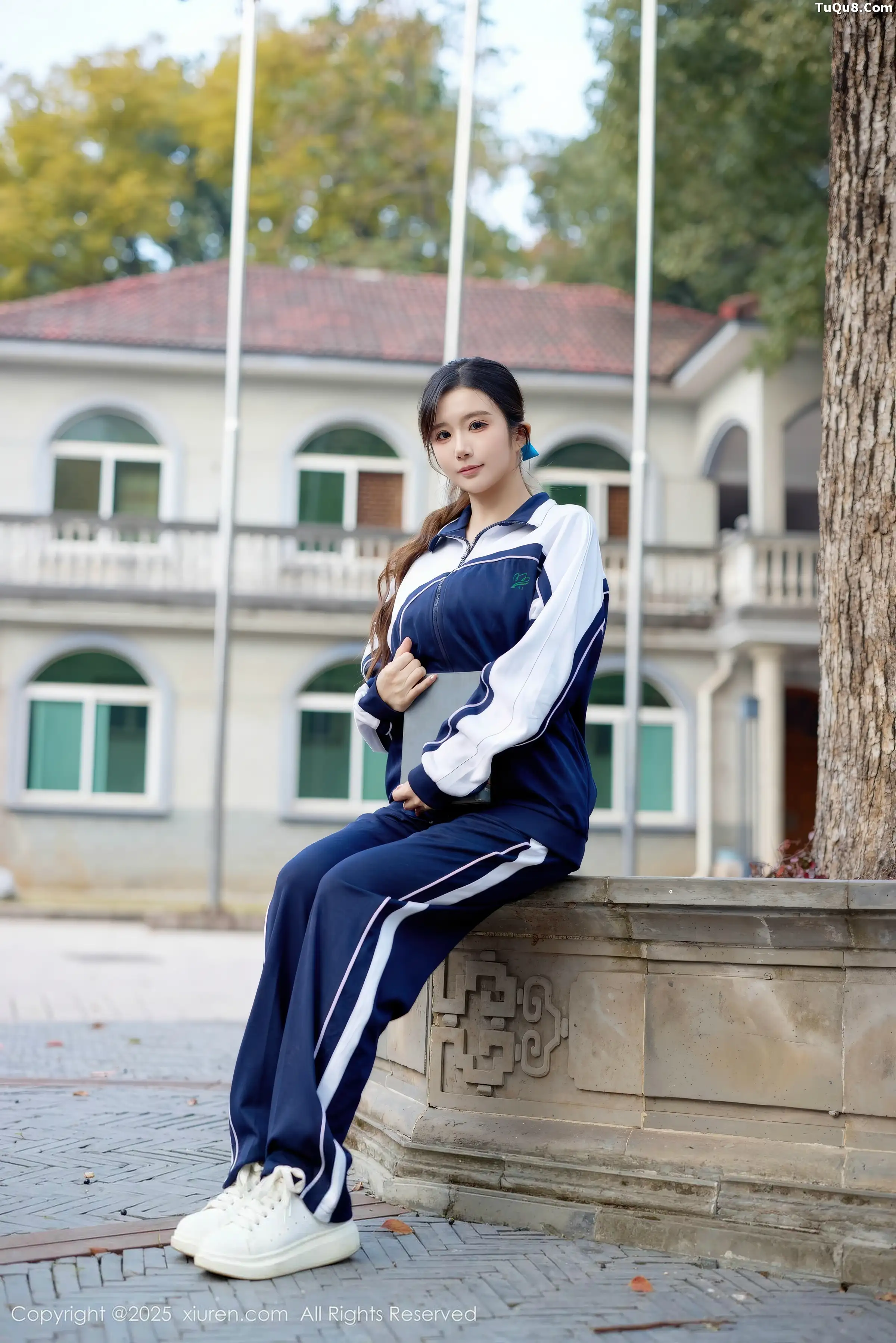 小肉肉咪性感学生装露红色内衣配黑丝网袜秀凹凸身材写真 第 21 张