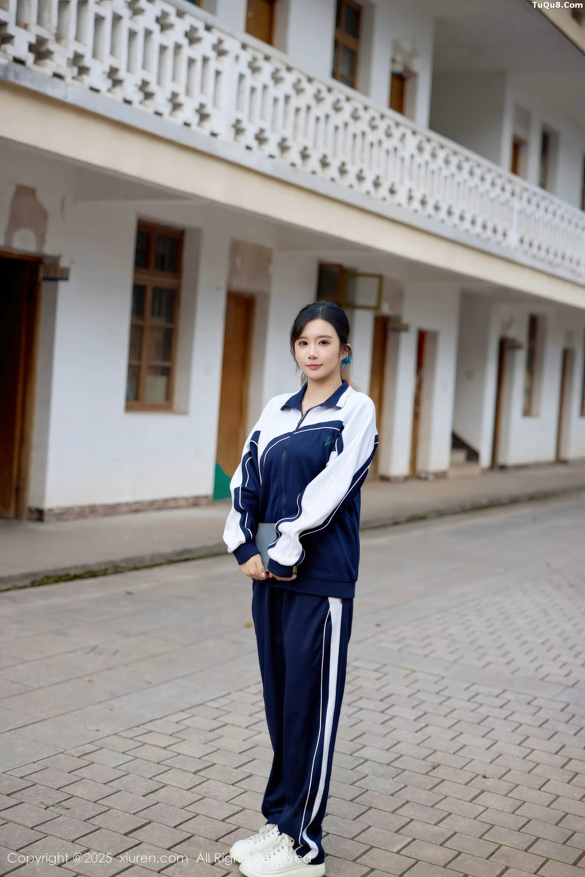 小肉肉咪性感学生装露红色内衣配黑丝网袜秀凹凸身材写真 第 24 张