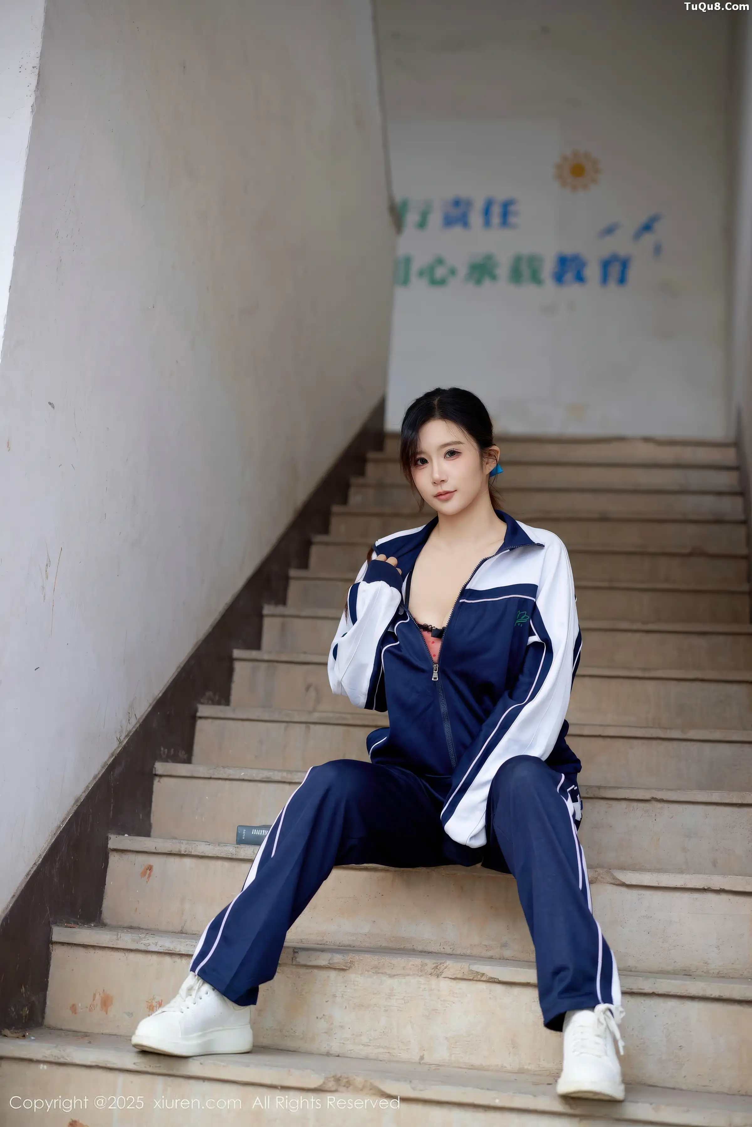 小肉肉咪性感学生装露红色内衣配黑丝网袜秀凹凸身材写真 第 36 张