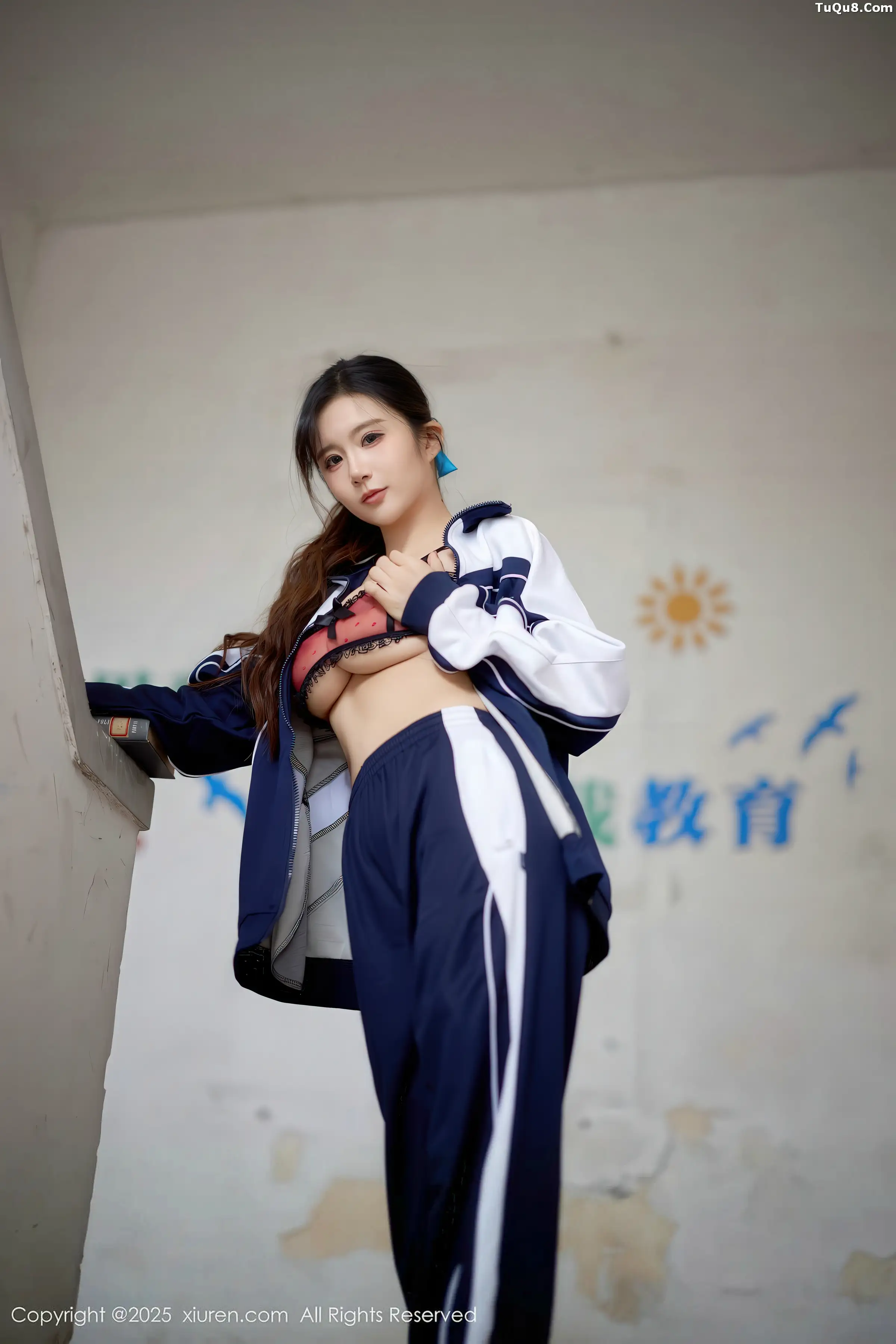 小肉肉咪性感学生装露红色内衣配黑丝网袜秀凹凸身材写真 第 43 张