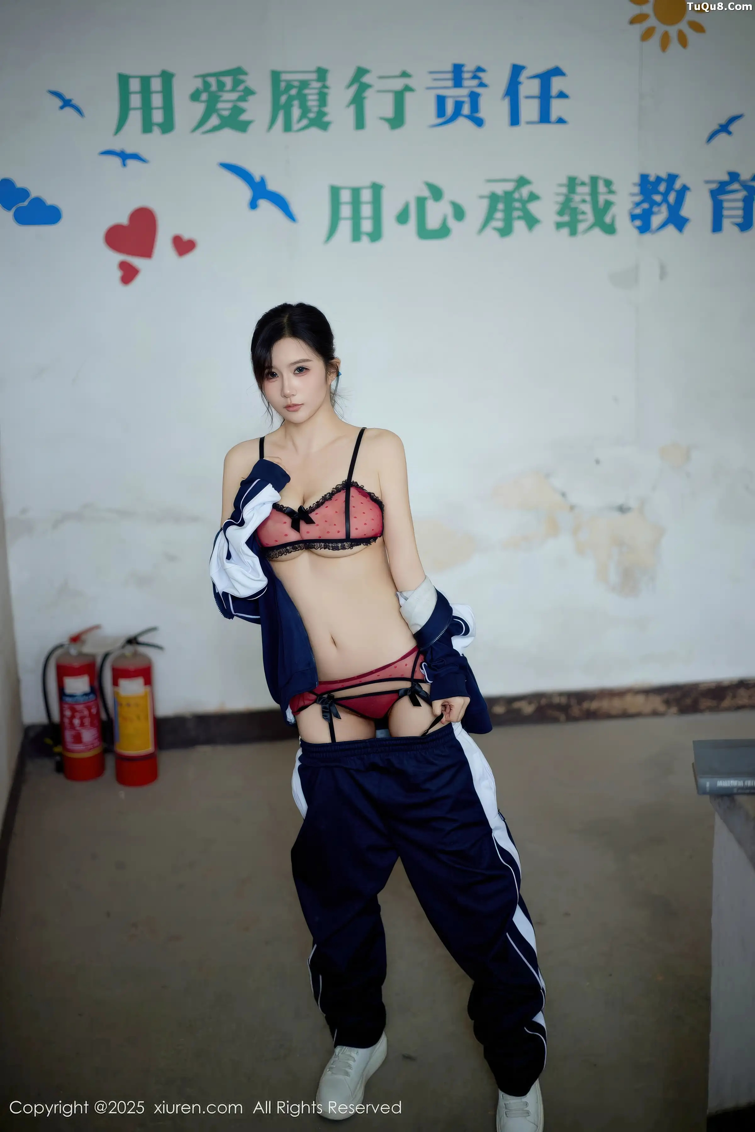 小肉肉咪性感学生装露红色内衣配黑丝网袜秀凹凸身材写真 第 62 张