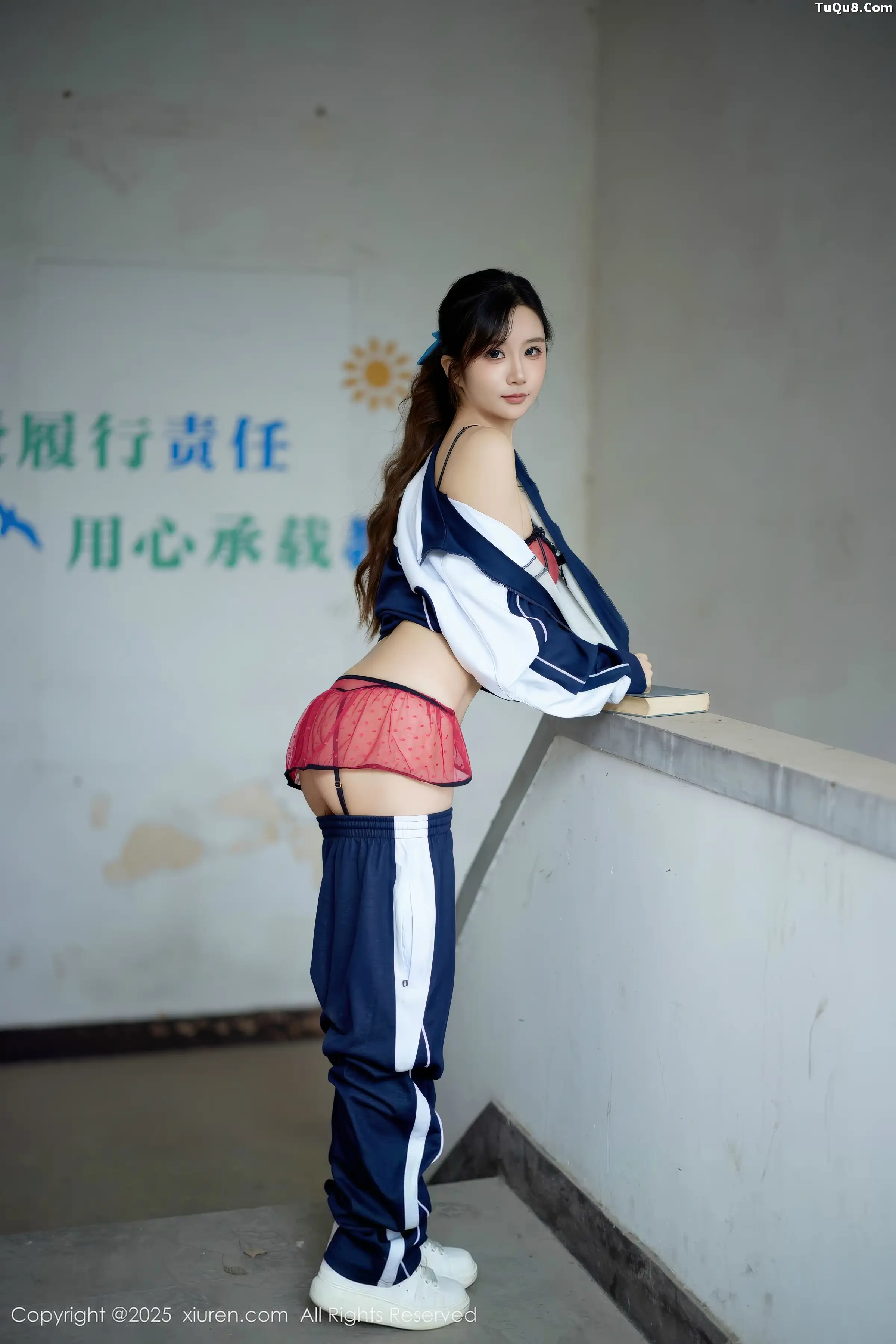 小肉肉咪性感学生装露红色内衣配黑丝网袜秀凹凸身材写真 第 63 张