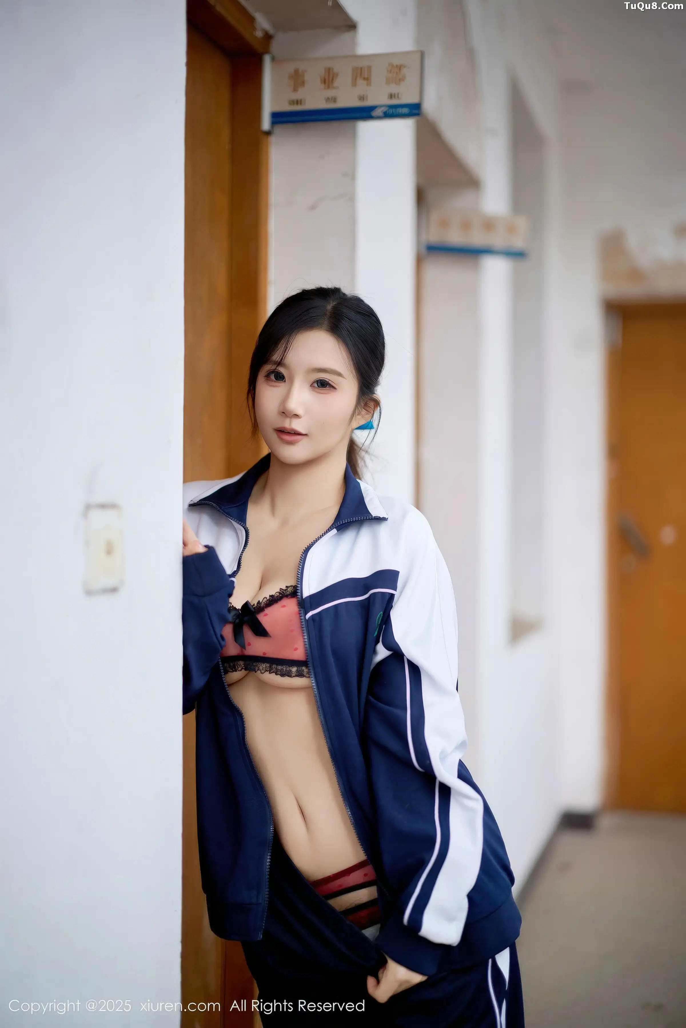 小肉肉咪性感学生装露红色内衣配黑丝网袜秀凹凸身材写真 第 65 张