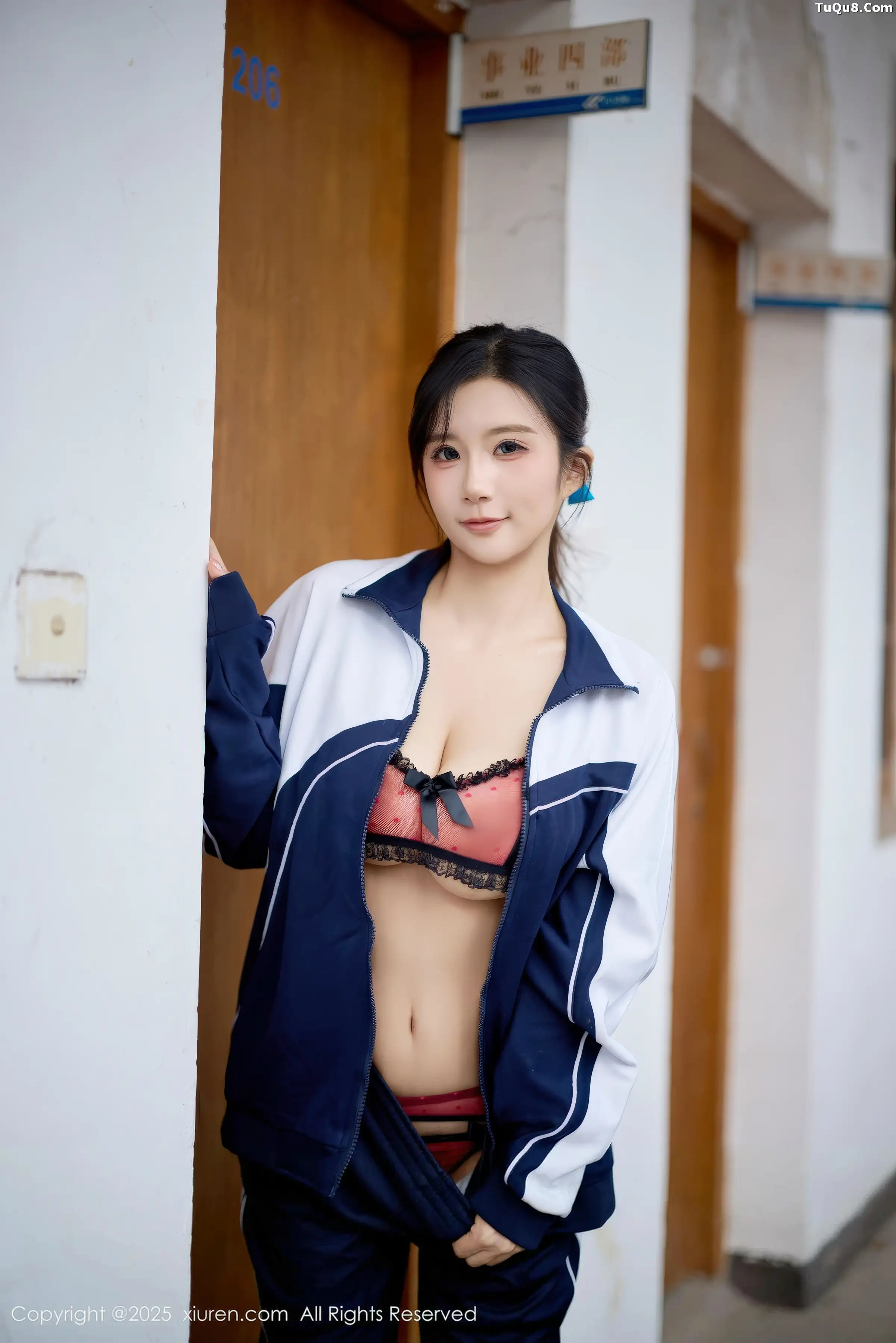 小肉肉咪性感学生装露红色内衣配黑丝网袜秀凹凸身材写真 第 67 张