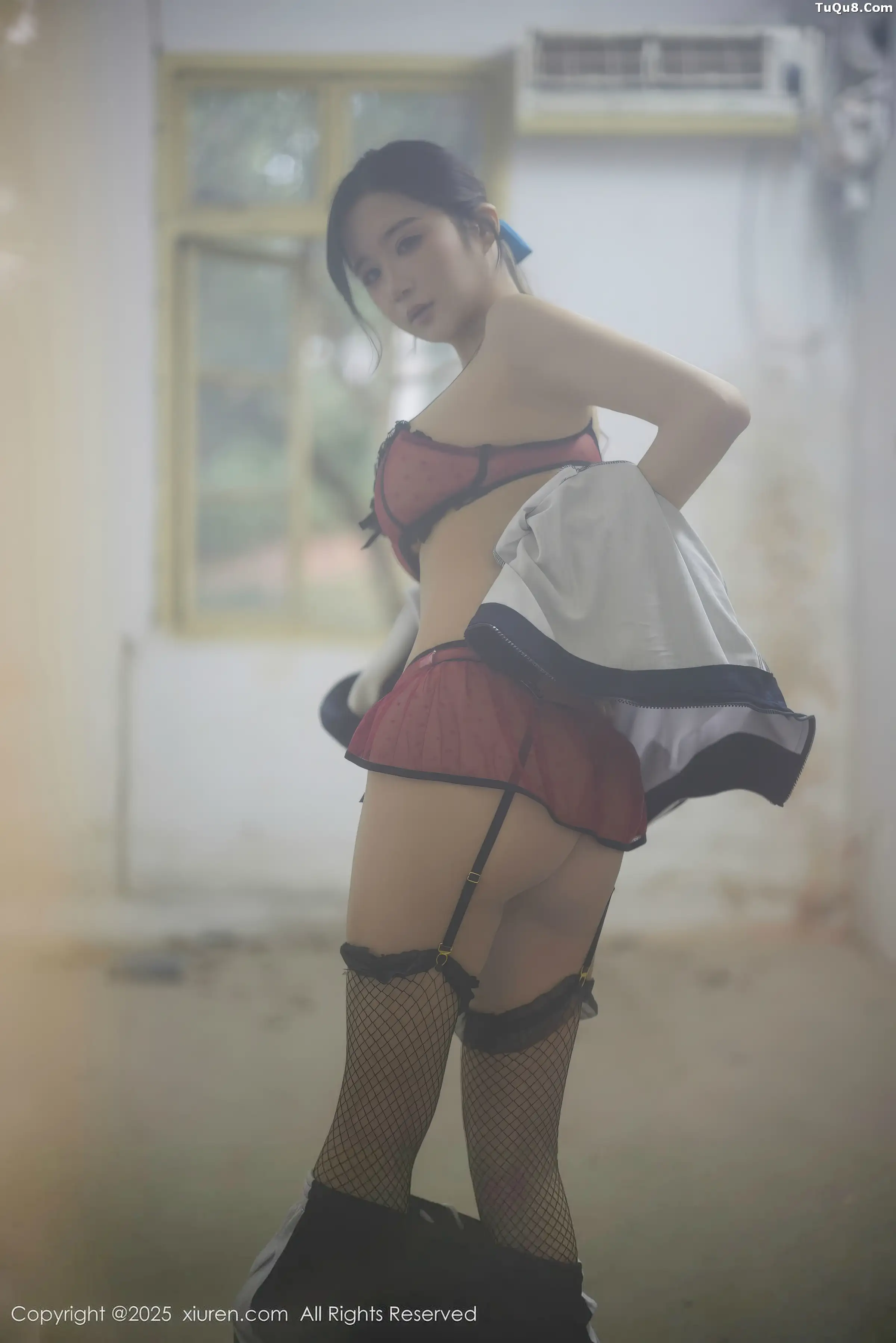 小肉肉咪性感学生装露红色内衣配黑丝网袜秀凹凸身材写真 第 83 张