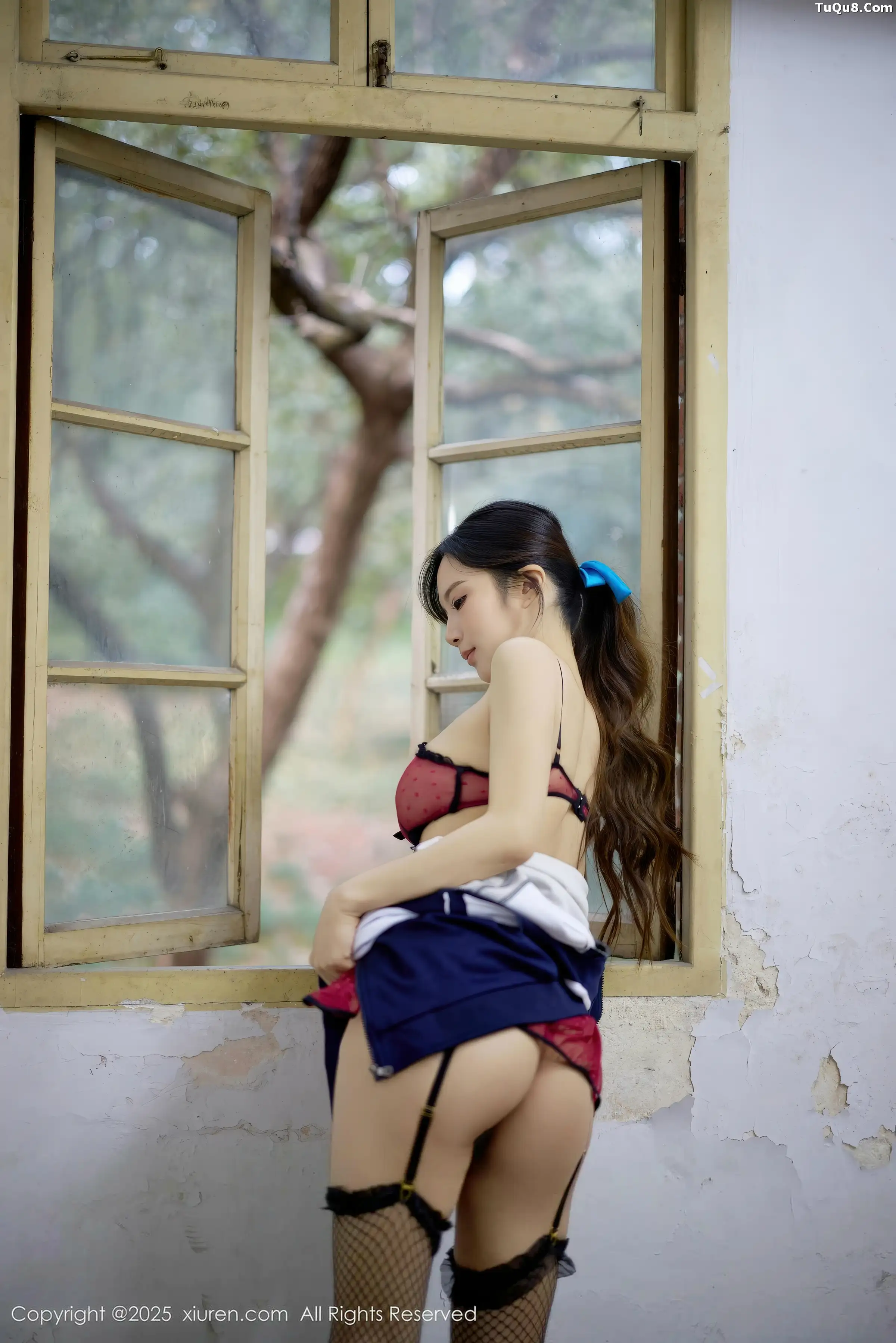 小肉肉咪性感学生装露红色内衣配黑丝网袜秀凹凸身材写真 第 90 张