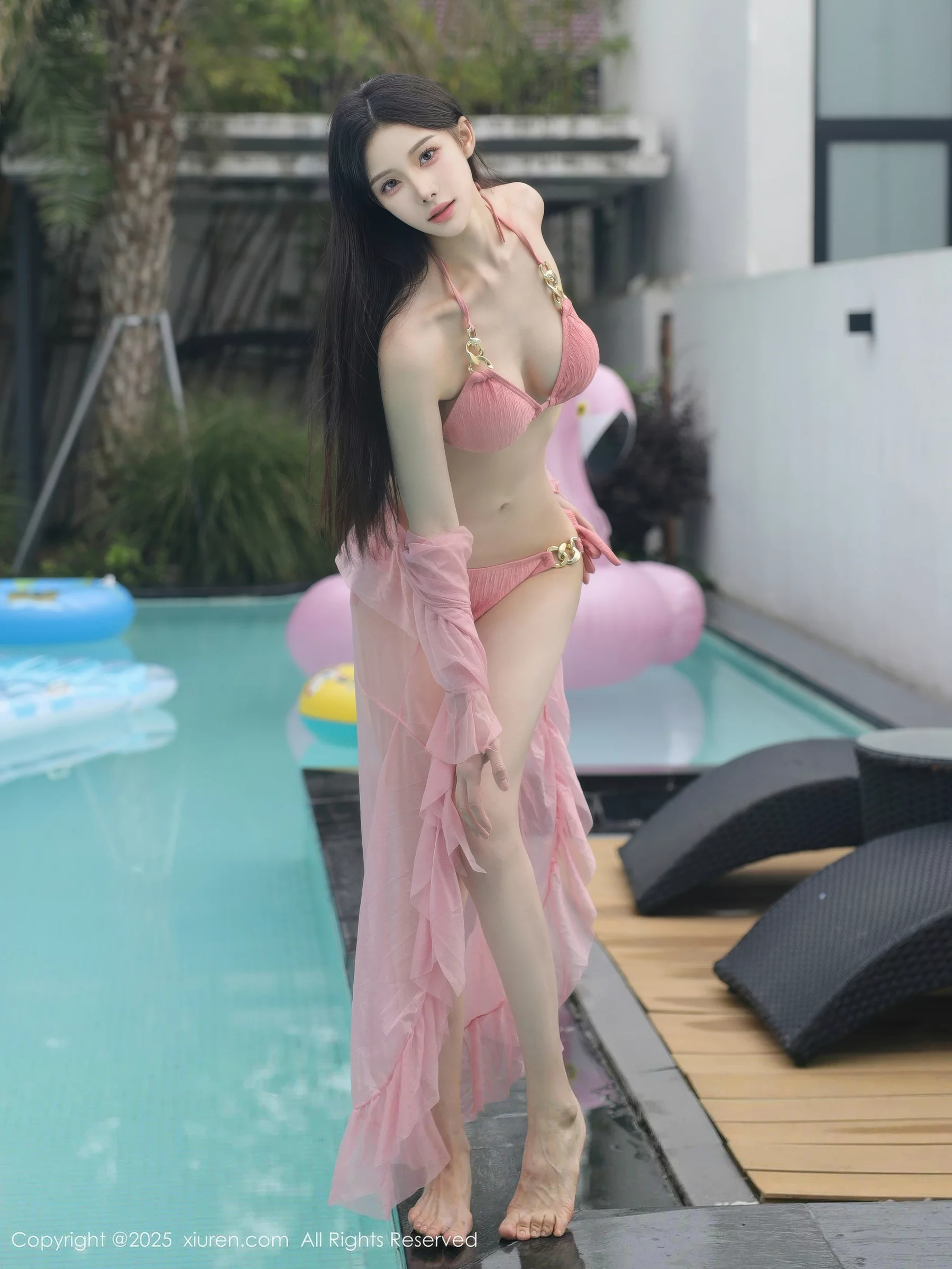 梨霜儿泳池场景性感粉色比基尼秀丰腴身材完美绝美写真 第 12 张