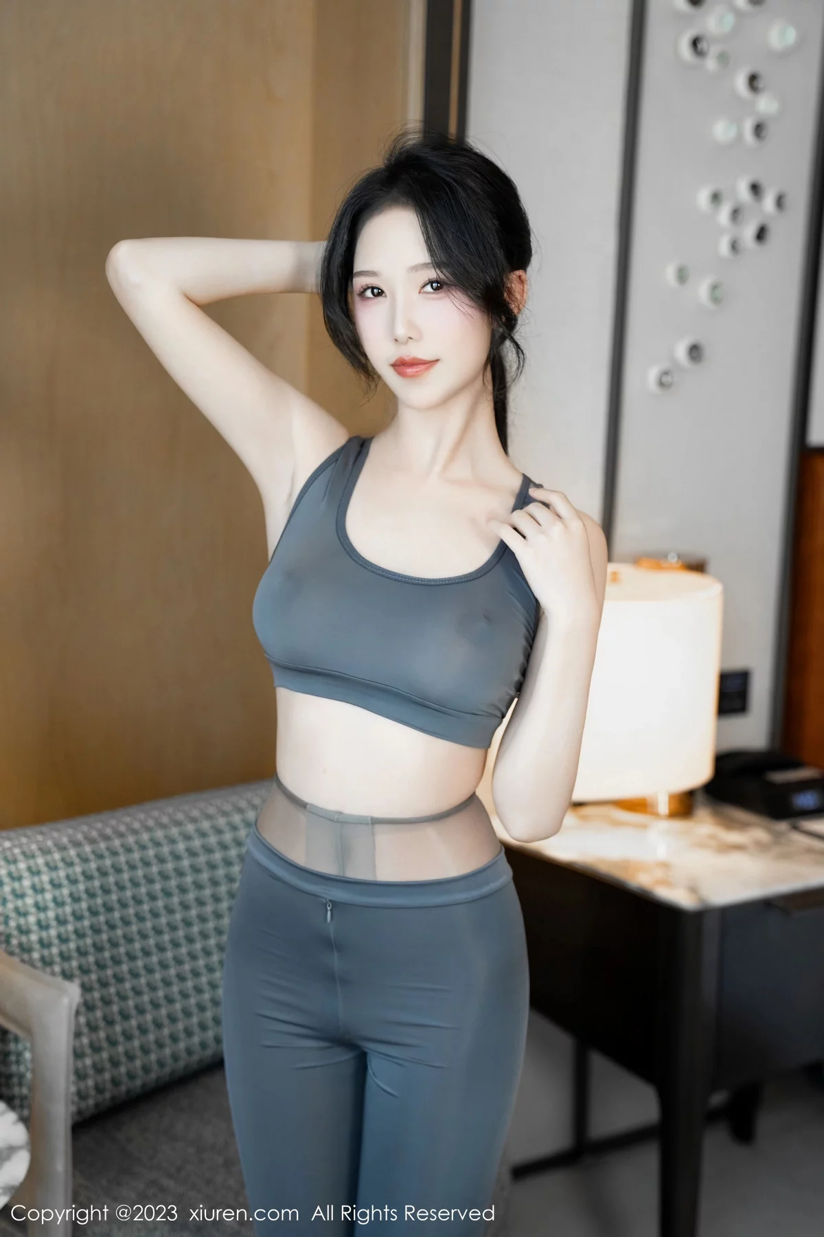 利世性感灰色瑜伽服饰配超薄无内灰丝秀曼妙身姿绝美写真 第 1 张