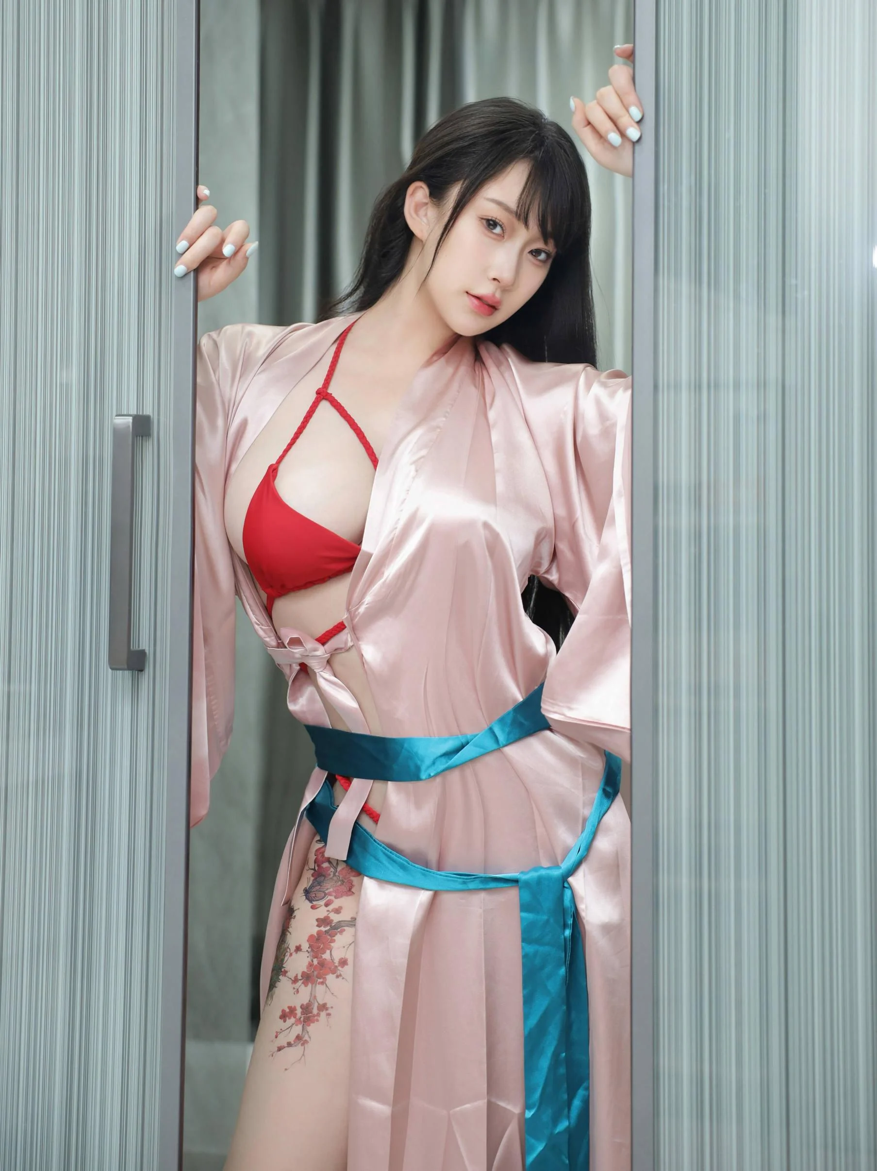 [秀人付费] 李沁恩lrene 诱人私拍福利 浴室红比基尼 第 12 张