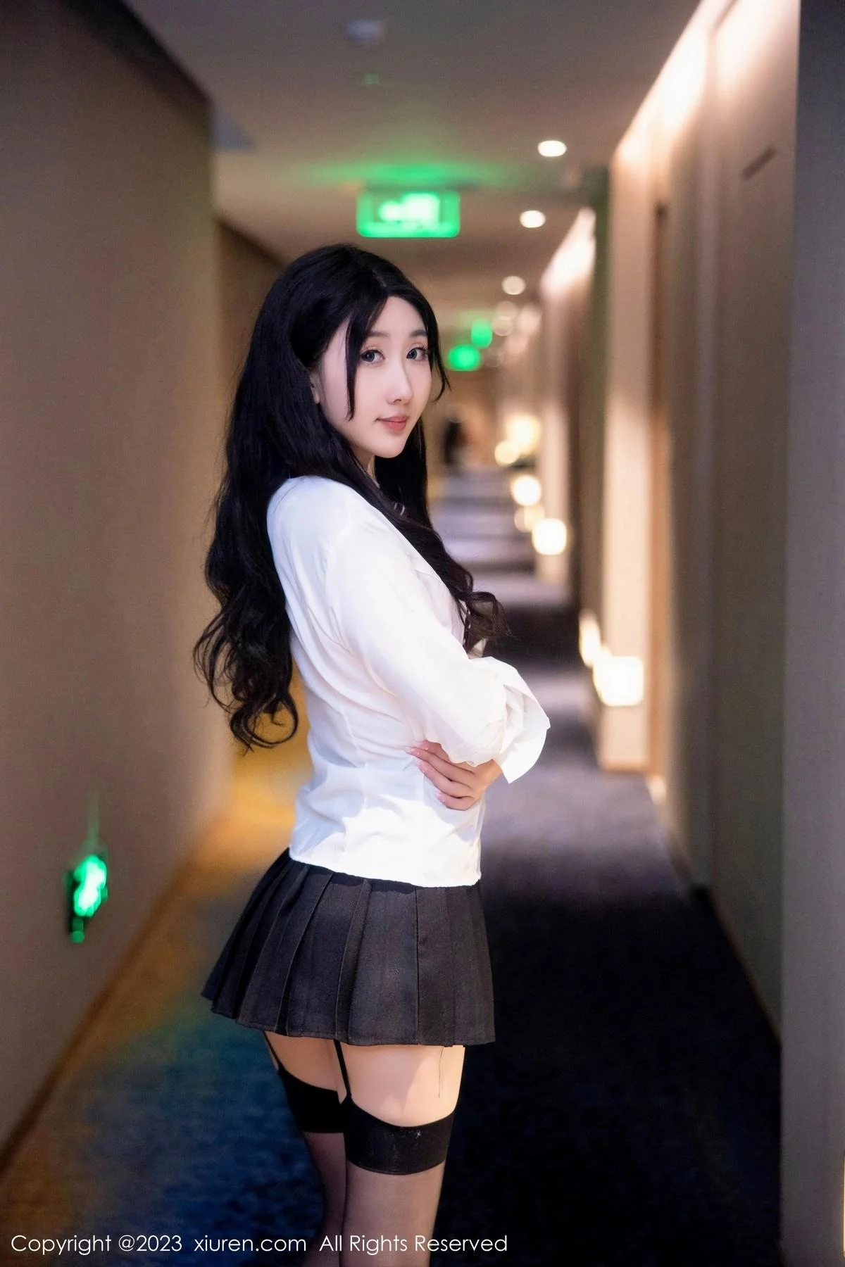 江真真性感白T配黑短裙露粉色蕾丝内衣黑丝吊袜绝美写真 第 1 张