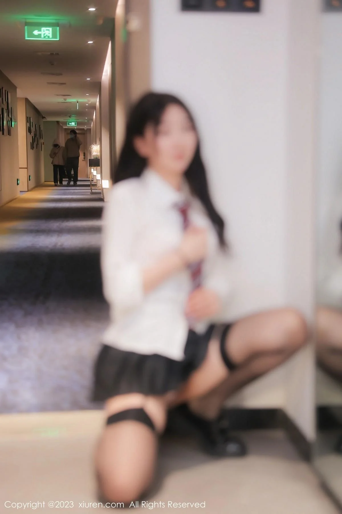 江真真性感白T配黑短裙露粉色蕾丝内衣黑丝吊袜绝美写真 第 10 张